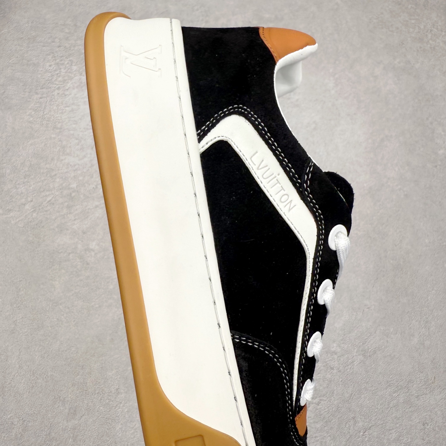 图片[6]-LOUIS VUITTON lv skate sneaker 2025 秋冬男士系列 Classic 牛皮革 圆头系带低帮 生活休闲鞋 原版开发 市面唯一正确版本 原版购入开发 欢迎对比 运动鞋于 2025 秋冬男士系列初次亮相 以光滑牛皮革塑造考究设计 可轻松融入各式造型 瞩目 LV 字母标注鞋侧 轻盈橡胶外底点缀 Vuitton 标识 材料使用原版定制进口头层牛皮 内里使用原版进口透气网里 原版开模橡胶发泡材质大底 内增高4CM 尺码：39 40 41 42 43 44 45-选品中心