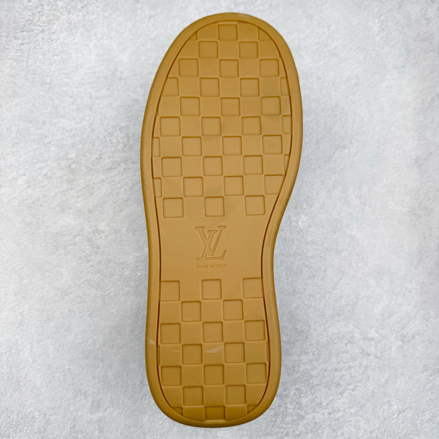 图片[9]-LOUIS VUITTON lv skate sneaker 2025 秋冬男士系列 Classic 牛皮革 圆头系带低帮 生活休闲鞋 原版开发 市面唯一正确版本 原版购入开发 欢迎对比 运动鞋于 2025 秋冬男士系列初次亮相 以光滑牛皮革塑造考究设计 可轻松融入各式造型 瞩目 LV 字母标注鞋侧 轻盈橡胶外底点缀 Vuitton 标识 材料使用原版定制进口头层牛皮 内里使用原版进口透气网里 原版开模橡胶发泡材质大底 内增高4CM 尺码：39 40 41 42 43 44 45-选品中心