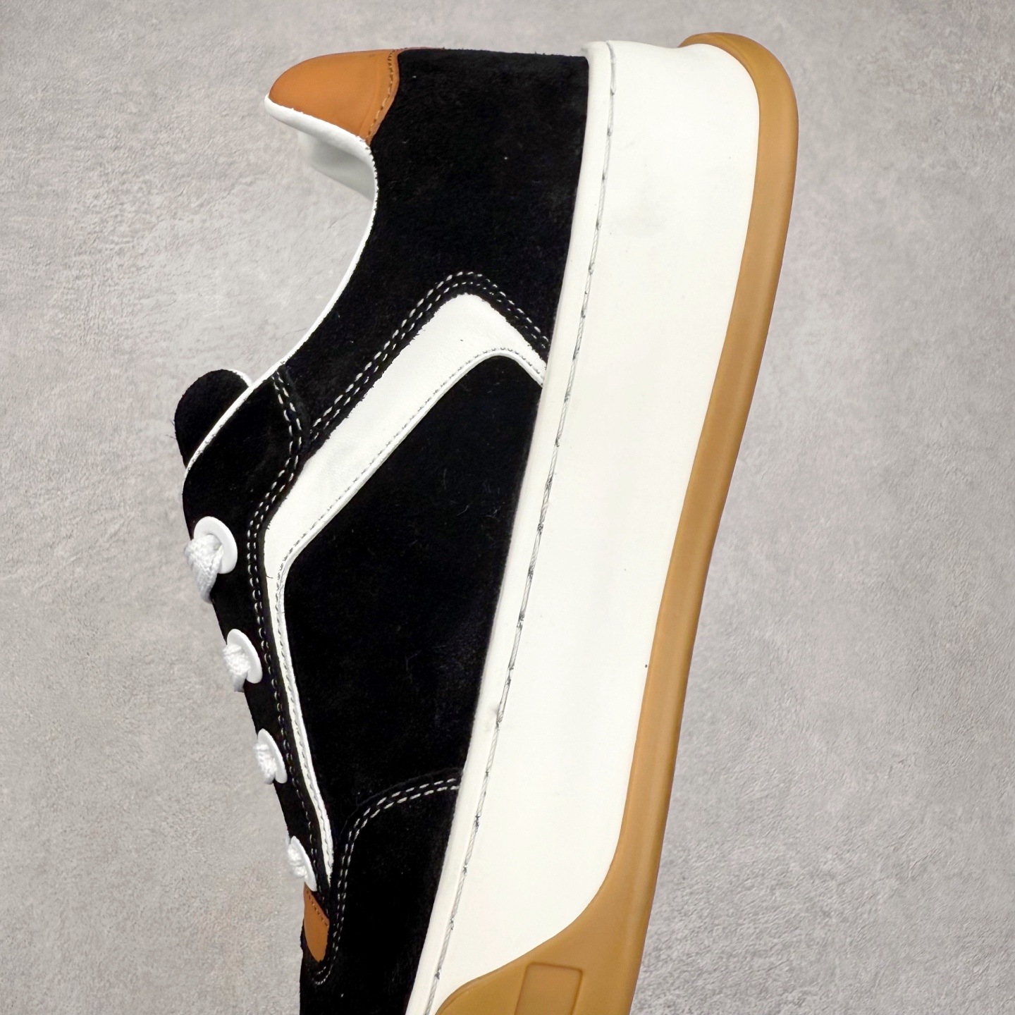 图片[7]-LOUIS VUITTON lv skate sneaker 2025 秋冬男士系列 Classic 牛皮革 圆头系带低帮 生活休闲鞋 原版开发 市面唯一正确版本 原版购入开发 欢迎对比 运动鞋于 2025 秋冬男士系列初次亮相 以光滑牛皮革塑造考究设计 可轻松融入各式造型 瞩目 LV 字母标注鞋侧 轻盈橡胶外底点缀 Vuitton 标识 材料使用原版定制进口头层牛皮 内里使用原版进口透气网里 原版开模橡胶发泡材质大底 内增高4CM 尺码：39 40 41 42 43 44 45-选品中心