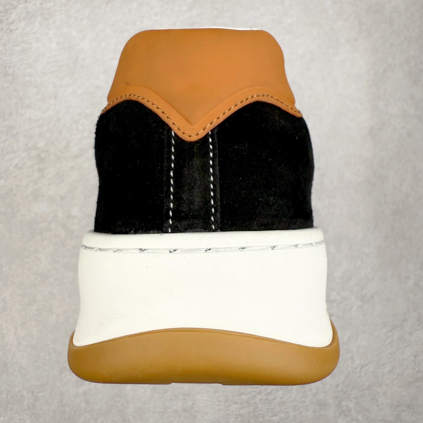 图片[8]-LOUIS VUITTON lv skate sneaker 2025 秋冬男士系列 Classic 牛皮革 圆头系带低帮 生活休闲鞋 原版开发 市面唯一正确版本 原版购入开发 欢迎对比 运动鞋于 2025 秋冬男士系列初次亮相 以光滑牛皮革塑造考究设计 可轻松融入各式造型 瞩目 LV 字母标注鞋侧 轻盈橡胶外底点缀 Vuitton 标识 材料使用原版定制进口头层牛皮 内里使用原版进口透气网里 原版开模橡胶发泡材质大底 内增高4CM 尺码：39 40 41 42 43 44 45-选品中心