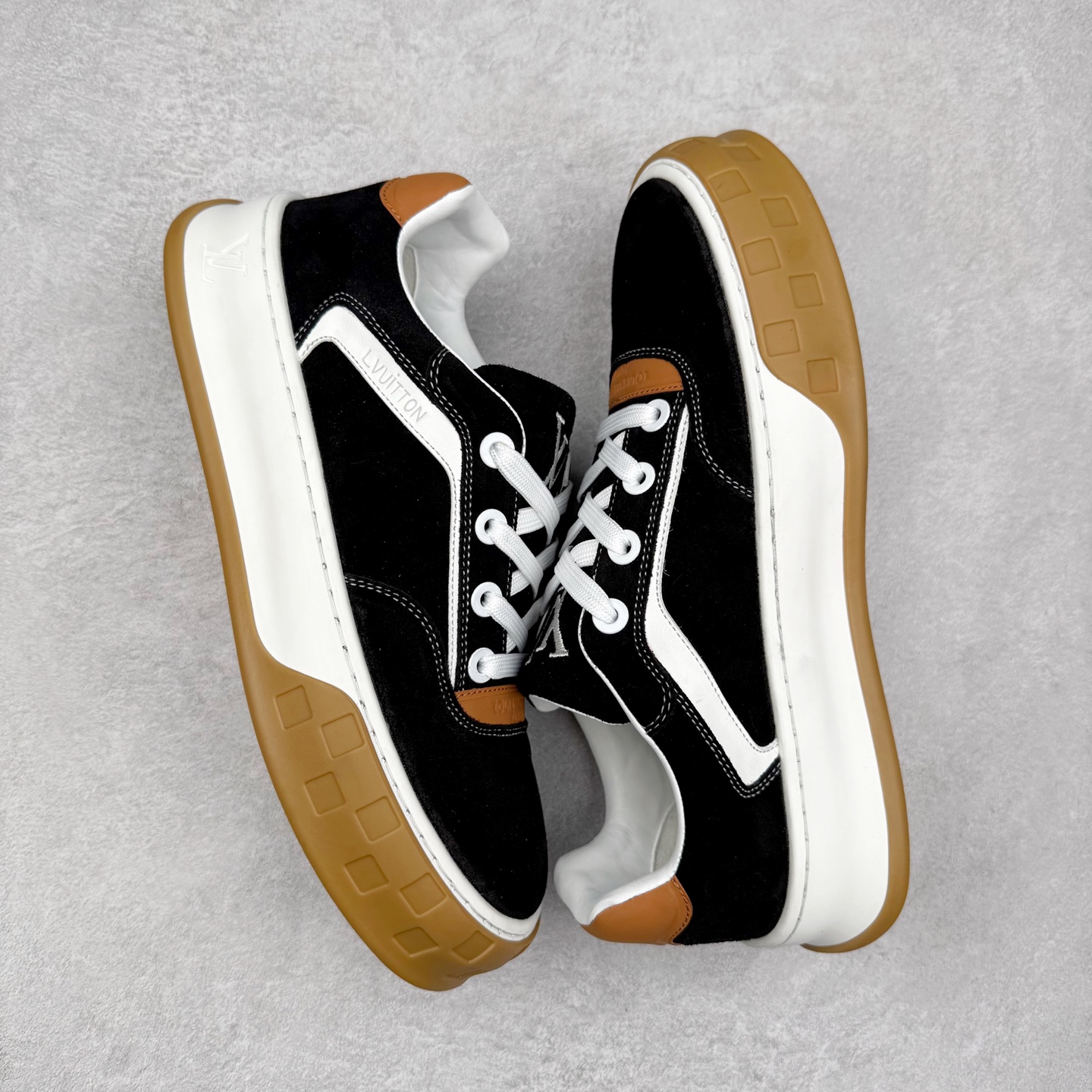 图片[3]-LOUIS VUITTON lv skate sneaker 2025 秋冬男士系列 Classic 牛皮革 圆头系带低帮 生活休闲鞋 原版开发 市面唯一正确版本 原版购入开发 欢迎对比 运动鞋于 2025 秋冬男士系列初次亮相 以光滑牛皮革塑造考究设计 可轻松融入各式造型 瞩目 LV 字母标注鞋侧 轻盈橡胶外底点缀 Vuitton 标识 材料使用原版定制进口头层牛皮 内里使用原版进口透气网里 原版开模橡胶发泡材质大底 内增高4CM 尺码：39 40 41 42 43 44 45-选品中心