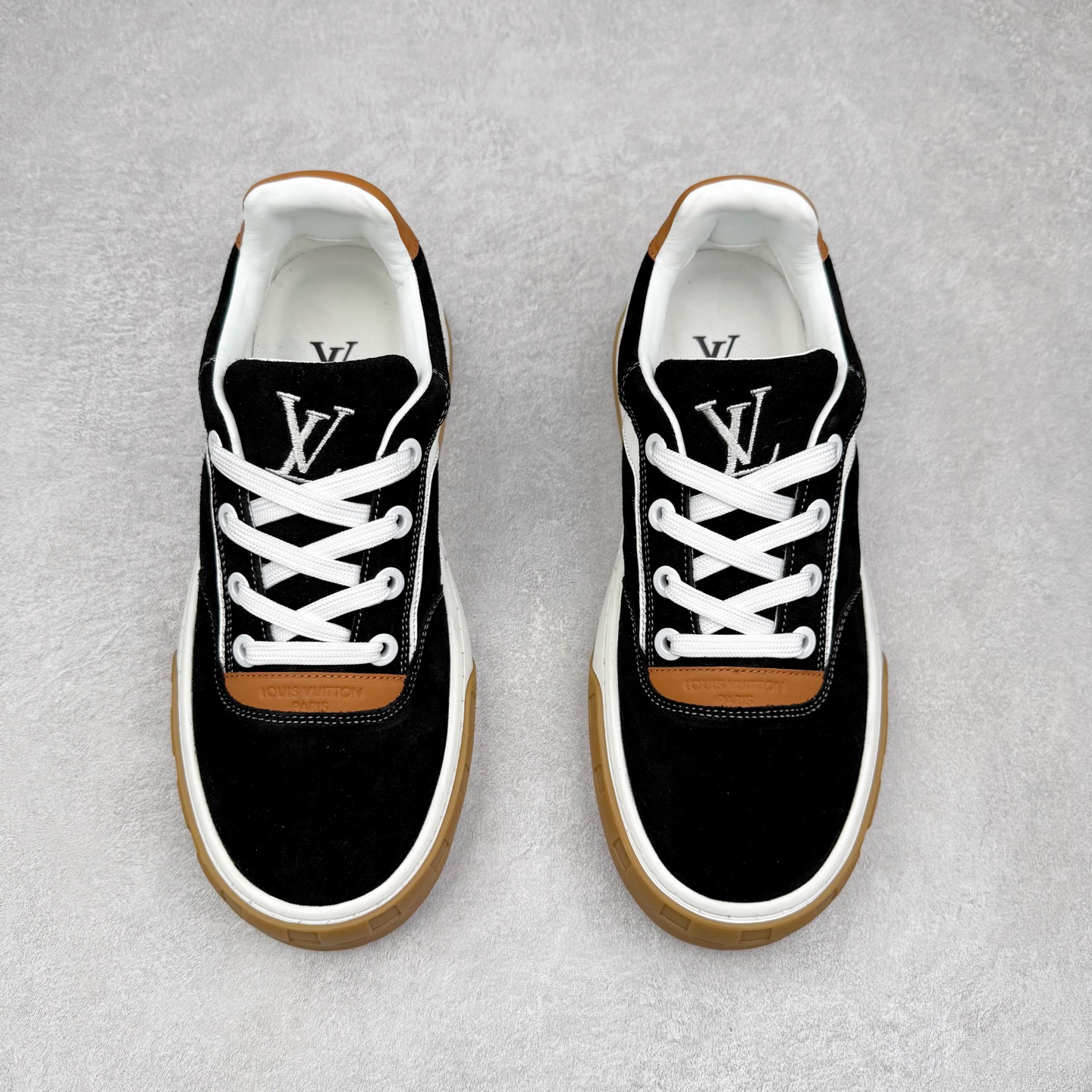 图片[2]-LOUIS VUITTON lv skate sneaker 2025 秋冬男士系列 Classic 牛皮革 圆头系带低帮 生活休闲鞋 原版开发 市面唯一正确版本 原版购入开发 欢迎对比 运动鞋于 2025 秋冬男士系列初次亮相 以光滑牛皮革塑造考究设计 可轻松融入各式造型 瞩目 LV 字母标注鞋侧 轻盈橡胶外底点缀 Vuitton 标识 材料使用原版定制进口头层牛皮 内里使用原版进口透气网里 原版开模橡胶发泡材质大底 内增高4CM 尺码：39 40 41 42 43 44 45-选品中心