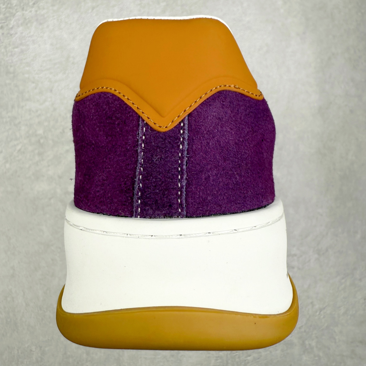 图片[8]-LOUIS VUITTON lv skate sneaker 2025 秋冬男士系列 Classic 牛皮革 圆头系带低帮 生活休闲鞋 原版开发 市面唯一正确版本 原版购入开发 欢迎对比 运动鞋于 2025 秋冬男士系列初次亮相 以光滑牛皮革塑造考究设计 可轻松融入各式造型 瞩目 LV 字母标注鞋侧 轻盈橡胶外底点缀 Vuitton 标识 材料使用原版定制进口头层牛皮 内里使用原版进口透气网里 原版开模橡胶发泡材质大底 内增高4CM 尺码：39 40 41 42 43 44 45-选品中心