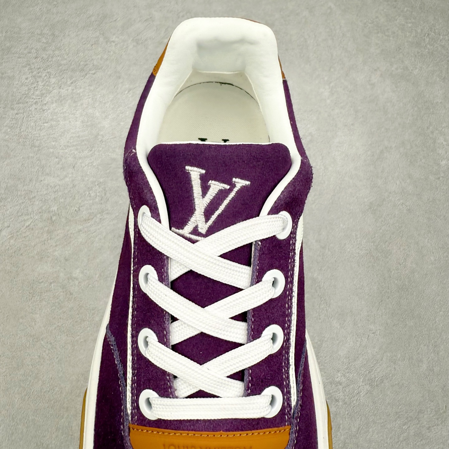 图片[5]-LOUIS VUITTON lv skate sneaker 2025 秋冬男士系列 Classic 牛皮革 圆头系带低帮 生活休闲鞋 原版开发 市面唯一正确版本 原版购入开发 欢迎对比 运动鞋于 2025 秋冬男士系列初次亮相 以光滑牛皮革塑造考究设计 可轻松融入各式造型 瞩目 LV 字母标注鞋侧 轻盈橡胶外底点缀 Vuitton 标识 材料使用原版定制进口头层牛皮 内里使用原版进口透气网里 原版开模橡胶发泡材质大底 内增高4CM 尺码：39 40 41 42 43 44 45-选品中心