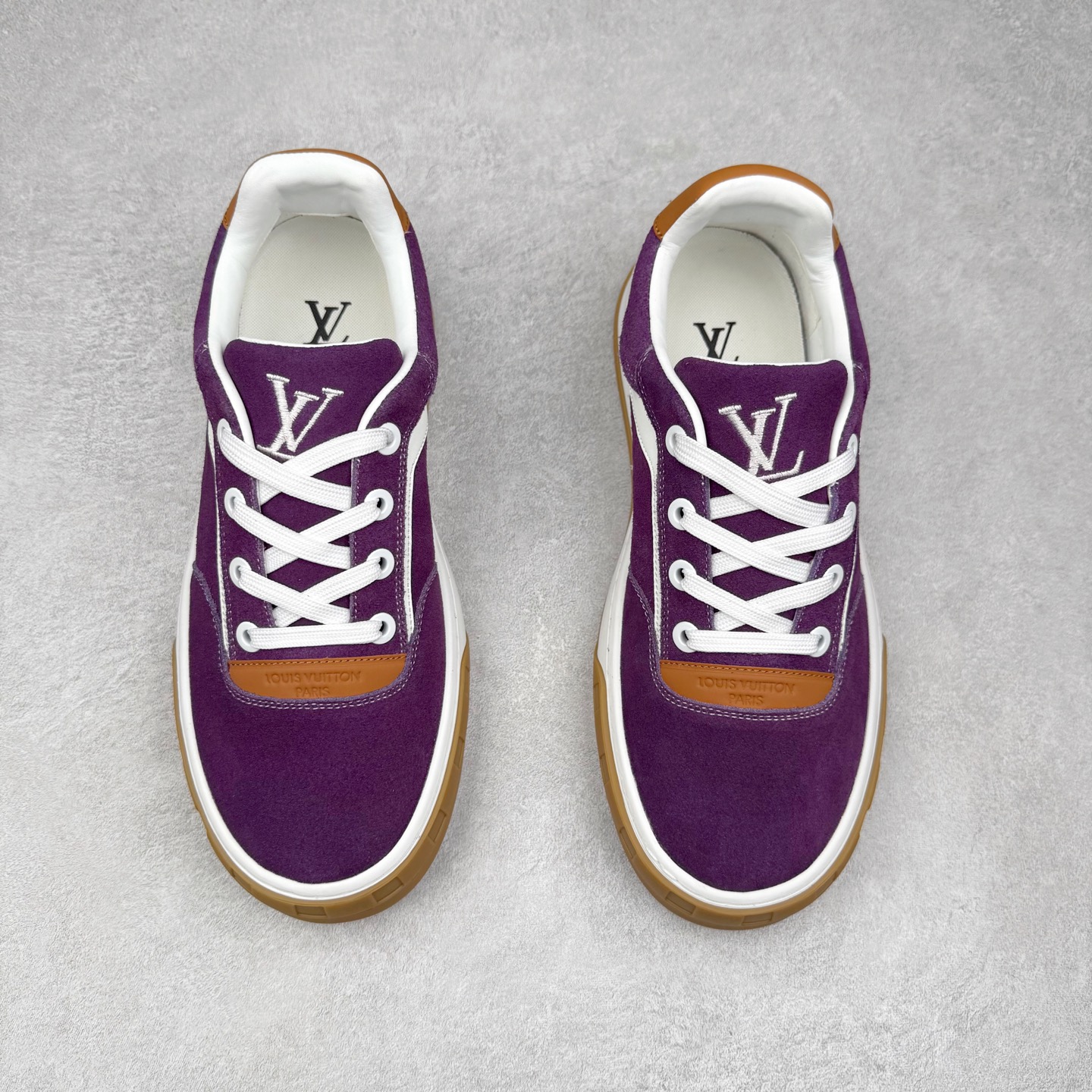 图片[2]-LOUIS VUITTON lv skate sneaker 2025 秋冬男士系列 Classic 牛皮革 圆头系带低帮 生活休闲鞋 原版开发 市面唯一正确版本 原版购入开发 欢迎对比 运动鞋于 2025 秋冬男士系列初次亮相 以光滑牛皮革塑造考究设计 可轻松融入各式造型 瞩目 LV 字母标注鞋侧 轻盈橡胶外底点缀 Vuitton 标识 材料使用原版定制进口头层牛皮 内里使用原版进口透气网里 原版开模橡胶发泡材质大底 内增高4CM 尺码：39 40 41 42 43 44 45-选品中心