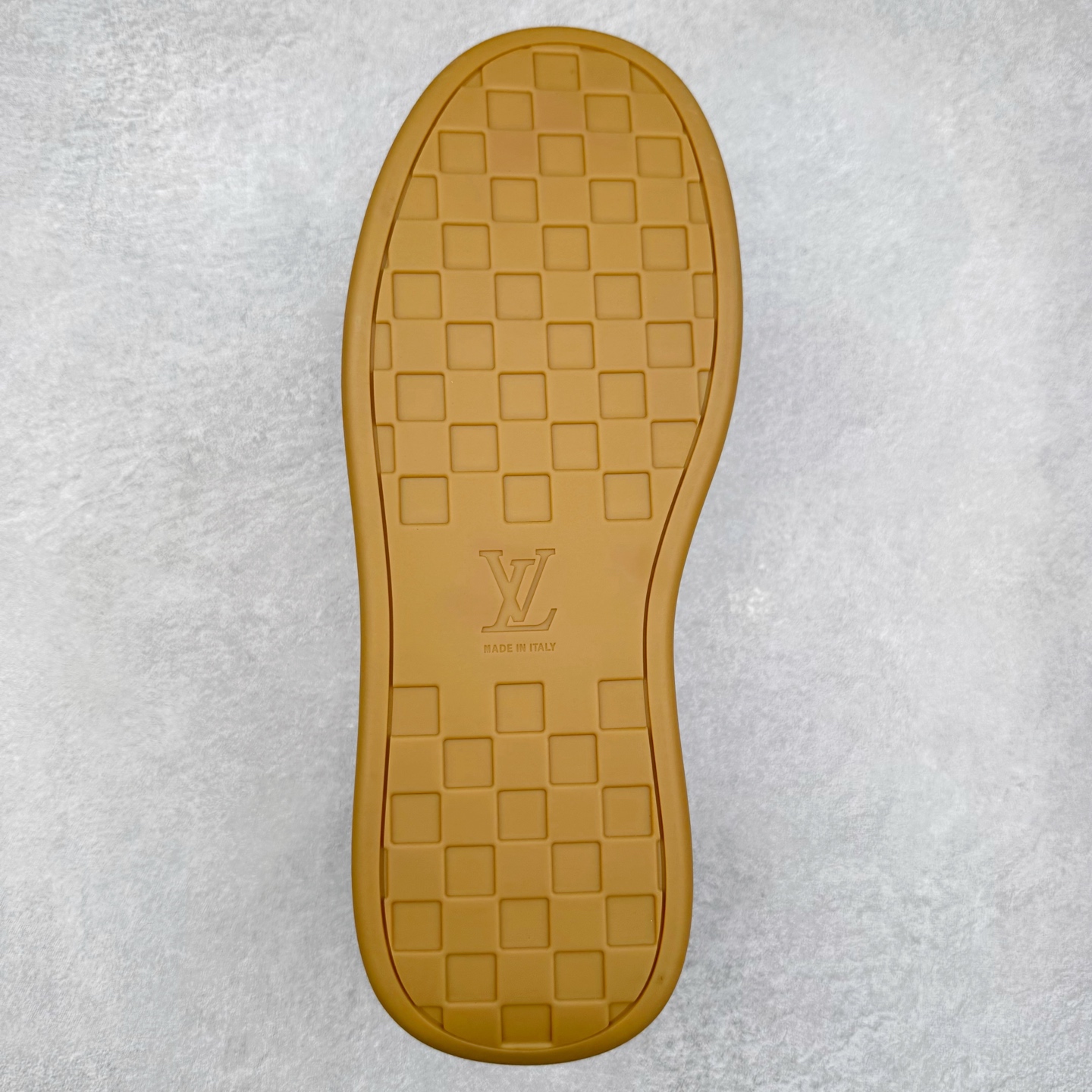 图片[9]-LOUIS VUITTON lv skate sneaker 2025 秋冬男士系列 Classic 牛皮革 圆头系带低帮 生活休闲鞋 原版开发 市面唯一正确版本 原版购入开发 欢迎对比 运动鞋于 2025 秋冬男士系列初次亮相 以光滑牛皮革塑造考究设计 可轻松融入各式造型 瞩目 LV 字母标注鞋侧 轻盈橡胶外底点缀 Vuitton 标识 材料使用原版定制进口头层牛皮 内里使用原版进口透气网里 原版开模橡胶发泡材质大底 内增高4CM 尺码：39 40 41 42 43 44 45-选品中心