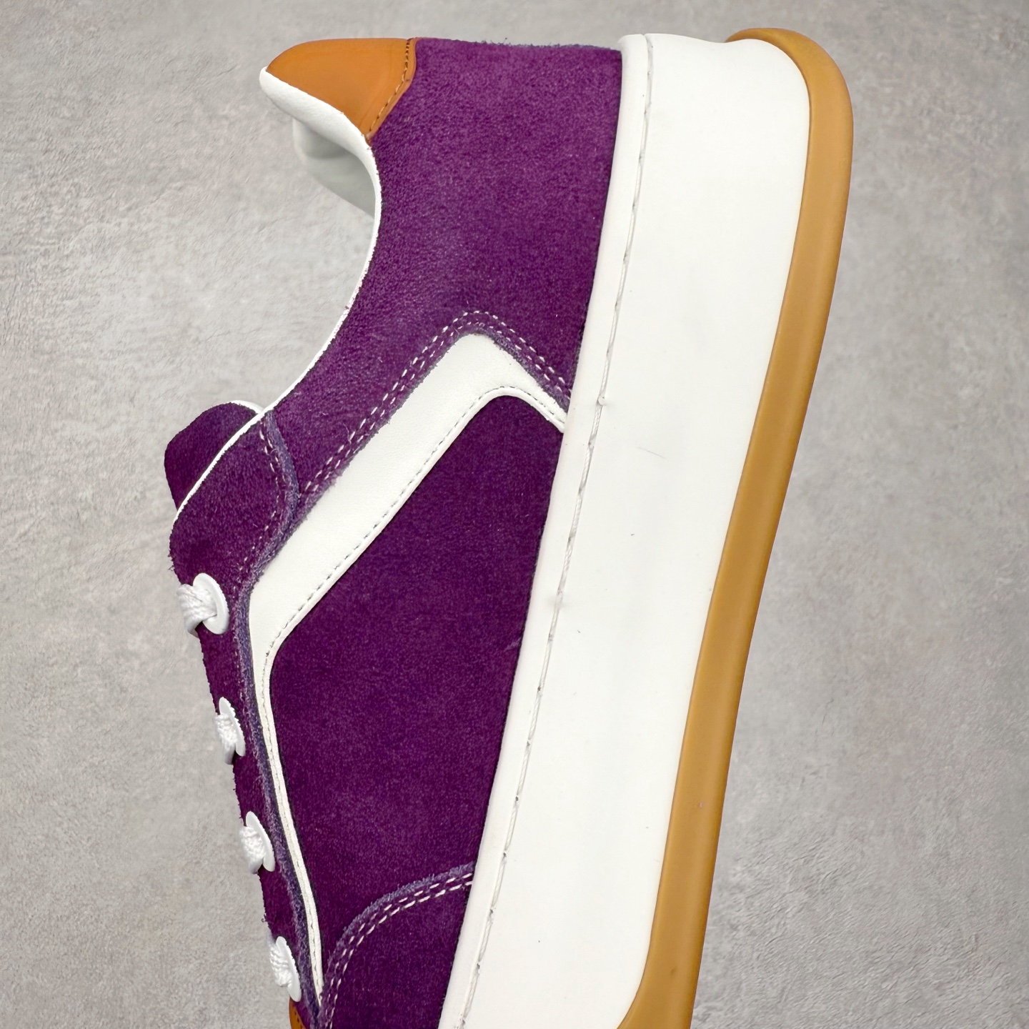 图片[7]-LOUIS VUITTON lv skate sneaker 2025 秋冬男士系列 Classic 牛皮革 圆头系带低帮 生活休闲鞋 原版开发 市面唯一正确版本 原版购入开发 欢迎对比 运动鞋于 2025 秋冬男士系列初次亮相 以光滑牛皮革塑造考究设计 可轻松融入各式造型 瞩目 LV 字母标注鞋侧 轻盈橡胶外底点缀 Vuitton 标识 材料使用原版定制进口头层牛皮 内里使用原版进口透气网里 原版开模橡胶发泡材质大底 内增高4CM 尺码：39 40 41 42 43 44 45-选品中心