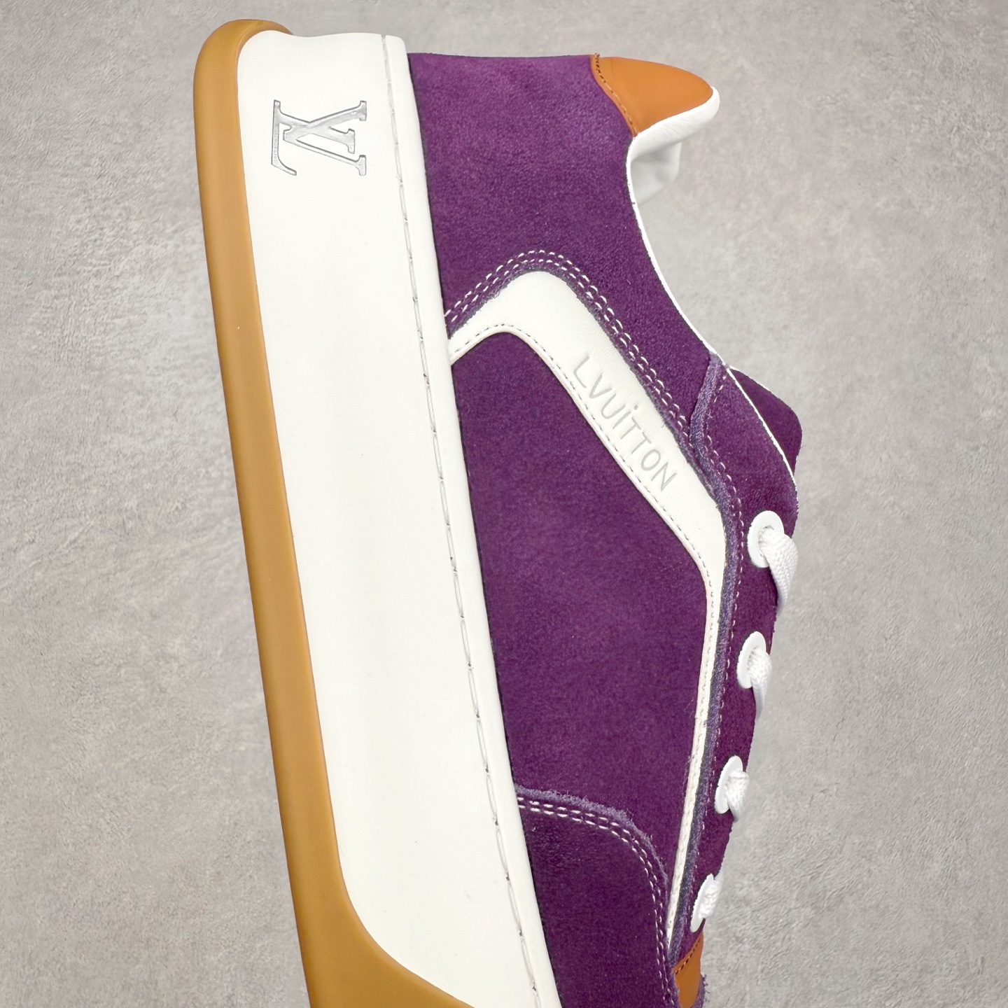 图片[6]-LOUIS VUITTON lv skate sneaker 2025 秋冬男士系列 Classic 牛皮革 圆头系带低帮 生活休闲鞋 原版开发 市面唯一正确版本 原版购入开发 欢迎对比 运动鞋于 2025 秋冬男士系列初次亮相 以光滑牛皮革塑造考究设计 可轻松融入各式造型 瞩目 LV 字母标注鞋侧 轻盈橡胶外底点缀 Vuitton 标识 材料使用原版定制进口头层牛皮 内里使用原版进口透气网里 原版开模橡胶发泡材质大底 内增高4CM 尺码：39 40 41 42 43 44 45-选品中心