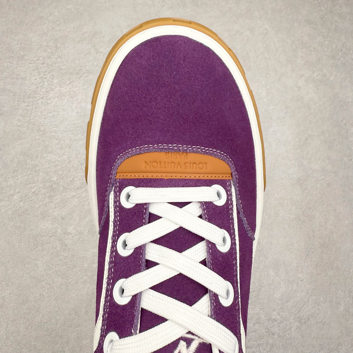 图片[4]-LOUIS VUITTON lv skate sneaker 2025 秋冬男士系列 Classic 牛皮革 圆头系带低帮 生活休闲鞋 原版开发 市面唯一正确版本 原版购入开发 欢迎对比 运动鞋于 2025 秋冬男士系列初次亮相 以光滑牛皮革塑造考究设计 可轻松融入各式造型 瞩目 LV 字母标注鞋侧 轻盈橡胶外底点缀 Vuitton 标识 材料使用原版定制进口头层牛皮 内里使用原版进口透气网里 原版开模橡胶发泡材质大底 内增高4CM 尺码：39 40 41 42 43 44 45-选品中心