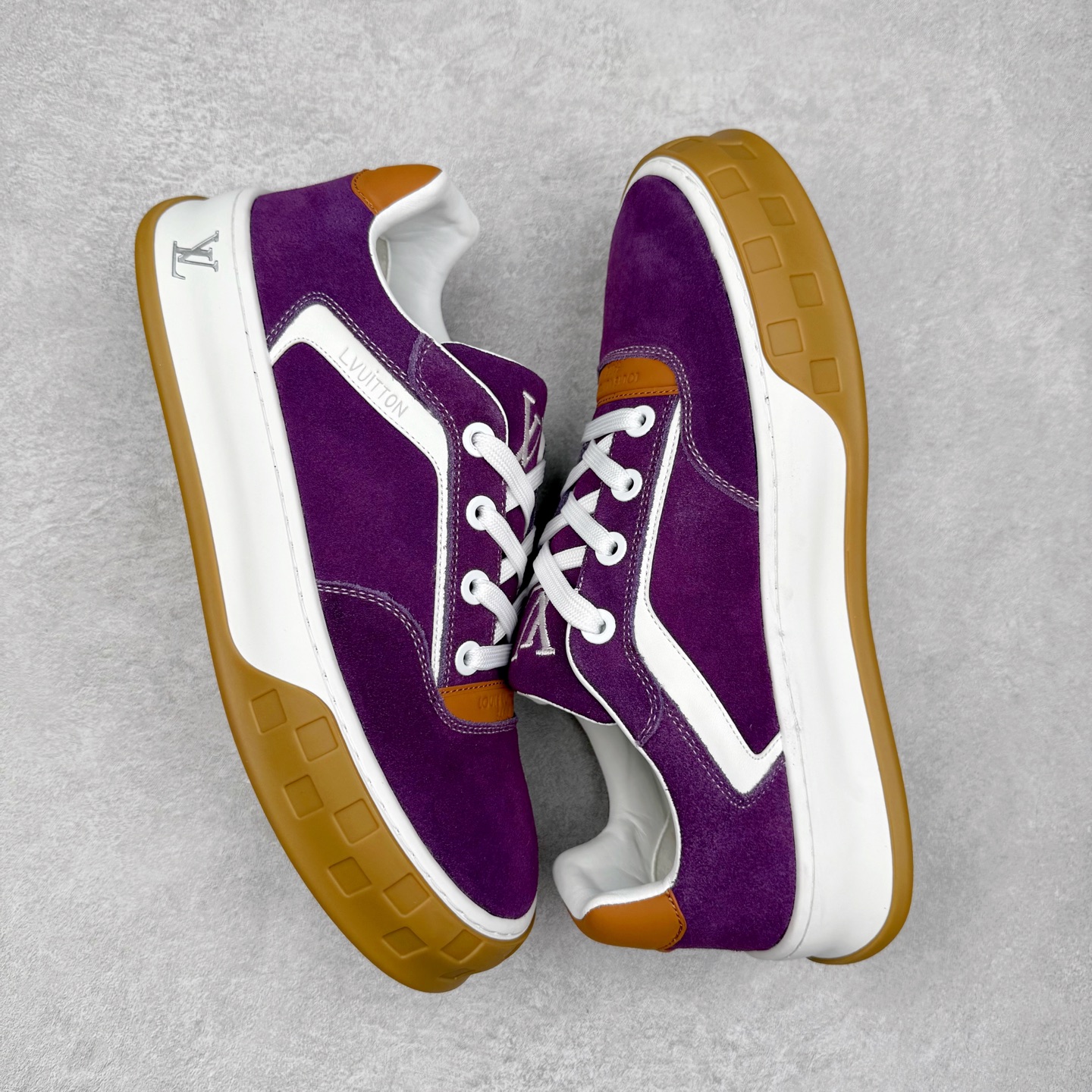 图片[3]-LOUIS VUITTON lv skate sneaker 2025 秋冬男士系列 Classic 牛皮革 圆头系带低帮 生活休闲鞋 原版开发 市面唯一正确版本 原版购入开发 欢迎对比 运动鞋于 2025 秋冬男士系列初次亮相 以光滑牛皮革塑造考究设计 可轻松融入各式造型 瞩目 LV 字母标注鞋侧 轻盈橡胶外底点缀 Vuitton 标识 材料使用原版定制进口头层牛皮 内里使用原版进口透气网里 原版开模橡胶发泡材质大底 内增高4CM 尺码：39 40 41 42 43 44 45-选品中心