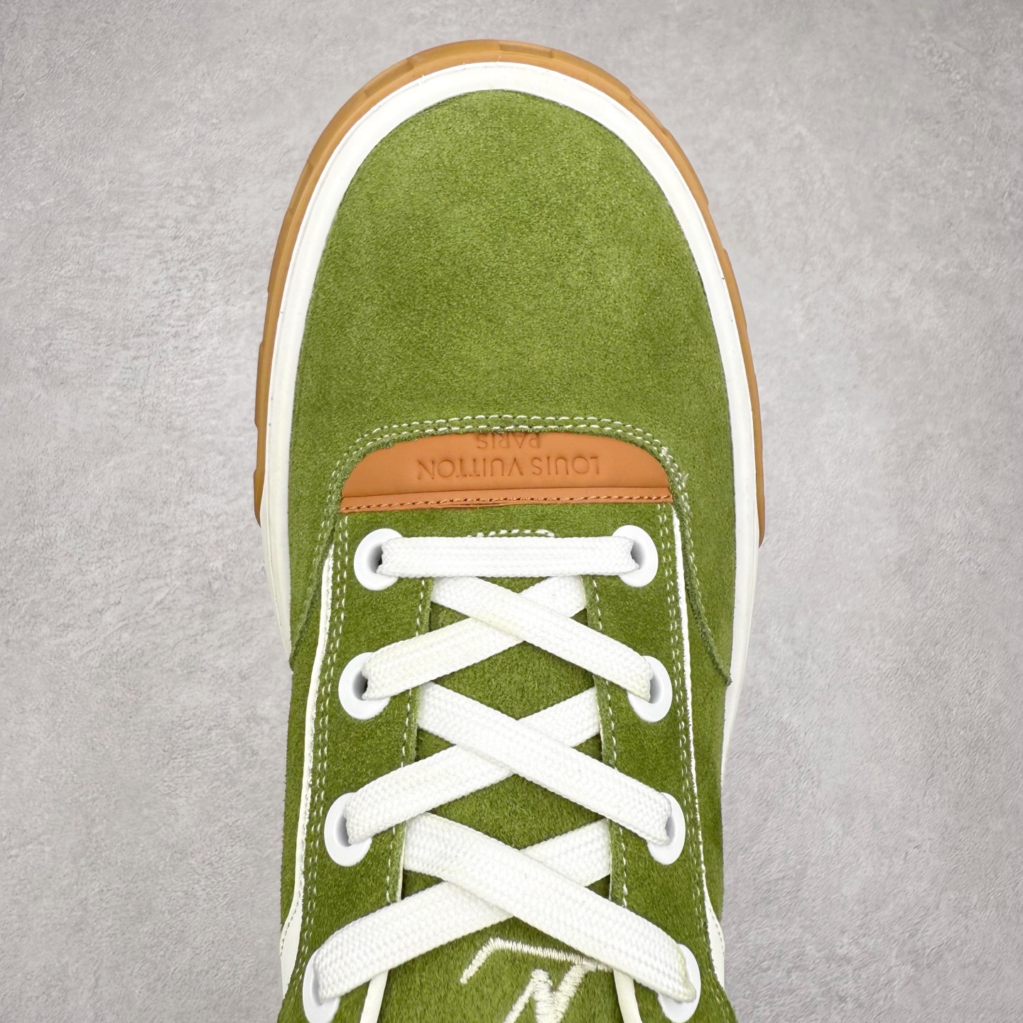 图片[4]-LOUIS VUITTON lv skate sneaker 2025 秋冬男士系列 Classic 牛皮革 圆头系带低帮 生活休闲鞋 原版开发 市面唯一正确版本 原版购入开发 欢迎对比 运动鞋于 2025 秋冬男士系列初次亮相 以光滑牛皮革塑造考究设计 可轻松融入各式造型 瞩目 LV 字母标注鞋侧 轻盈橡胶外底点缀 Vuitton 标识 材料使用原版定制进口头层牛皮 内里使用原版进口透气网里 原版开模橡胶发泡材质大底 内增高4CM 尺码：39 40 41 42 43 44 45-选品中心