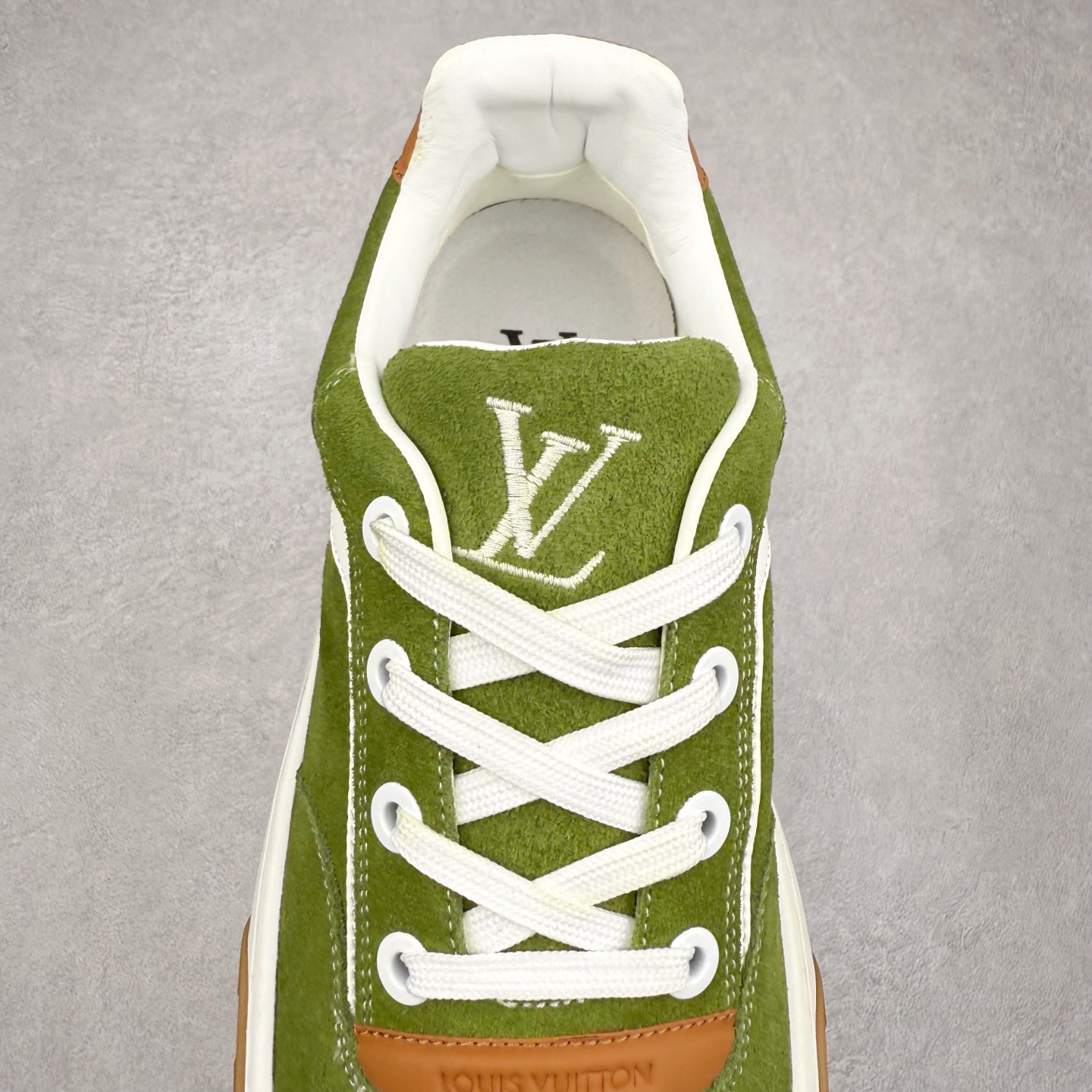 图片[5]-LOUIS VUITTON lv skate sneaker 2025 秋冬男士系列 Classic 牛皮革 圆头系带低帮 生活休闲鞋 原版开发 市面唯一正确版本 原版购入开发 欢迎对比 运动鞋于 2025 秋冬男士系列初次亮相 以光滑牛皮革塑造考究设计 可轻松融入各式造型 瞩目 LV 字母标注鞋侧 轻盈橡胶外底点缀 Vuitton 标识 材料使用原版定制进口头层牛皮 内里使用原版进口透气网里 原版开模橡胶发泡材质大底 内增高4CM 尺码：39 40 41 42 43 44 45-选品中心