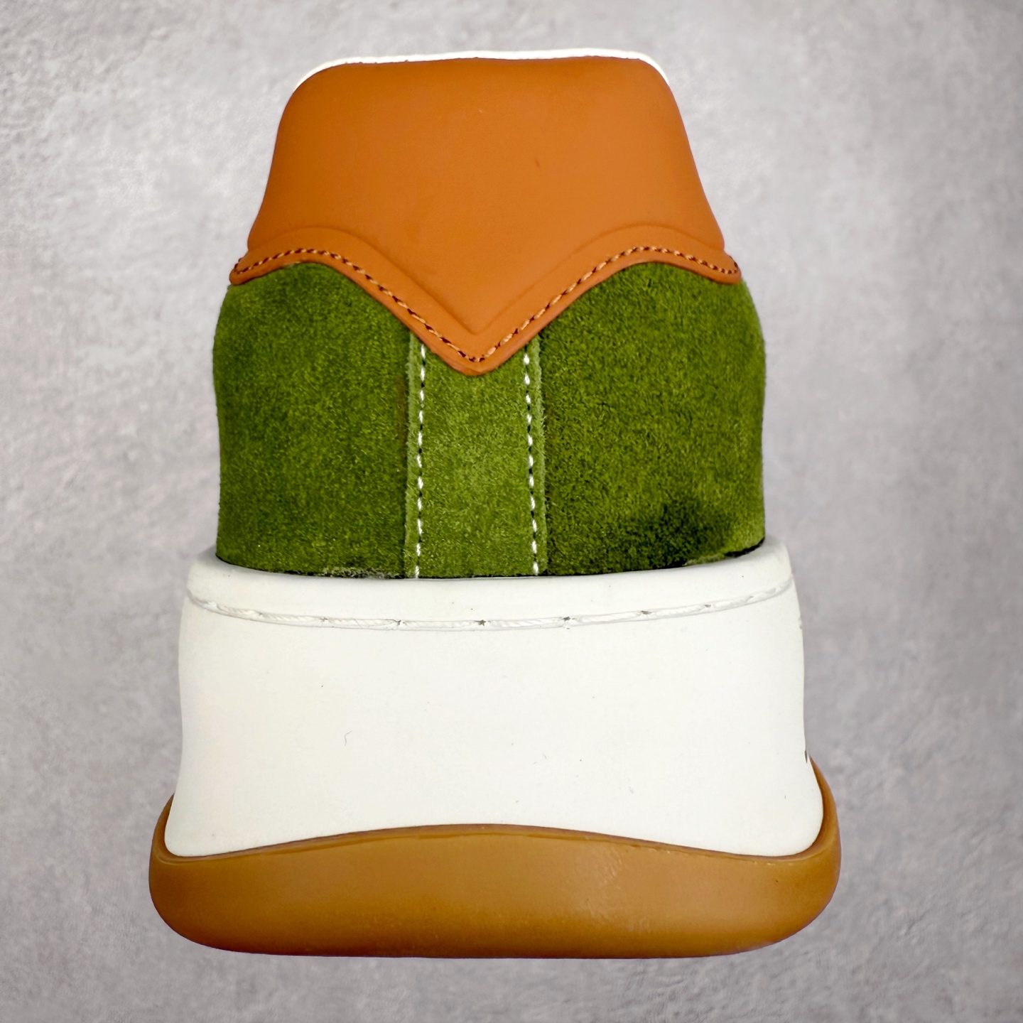 图片[8]-LOUIS VUITTON lv skate sneaker 2025 秋冬男士系列 Classic 牛皮革 圆头系带低帮 生活休闲鞋 原版开发 市面唯一正确版本 原版购入开发 欢迎对比 运动鞋于 2025 秋冬男士系列初次亮相 以光滑牛皮革塑造考究设计 可轻松融入各式造型 瞩目 LV 字母标注鞋侧 轻盈橡胶外底点缀 Vuitton 标识 材料使用原版定制进口头层牛皮 内里使用原版进口透气网里 原版开模橡胶发泡材质大底 内增高4CM 尺码：39 40 41 42 43 44 45-选品中心