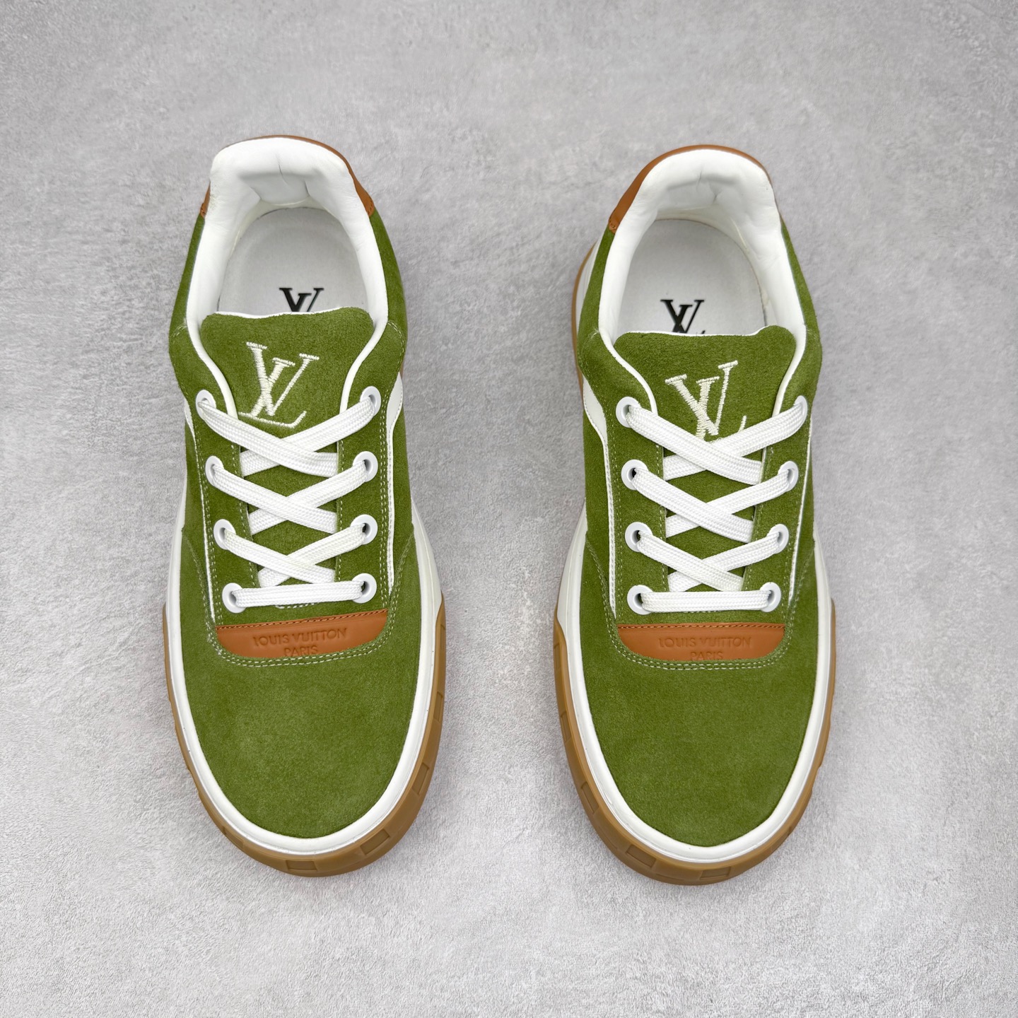 图片[2]-LOUIS VUITTON lv skate sneaker 2025 秋冬男士系列 Classic 牛皮革 圆头系带低帮 生活休闲鞋 原版开发 市面唯一正确版本 原版购入开发 欢迎对比 运动鞋于 2025 秋冬男士系列初次亮相 以光滑牛皮革塑造考究设计 可轻松融入各式造型 瞩目 LV 字母标注鞋侧 轻盈橡胶外底点缀 Vuitton 标识 材料使用原版定制进口头层牛皮 内里使用原版进口透气网里 原版开模橡胶发泡材质大底 内增高4CM 尺码：39 40 41 42 43 44 45-选品中心