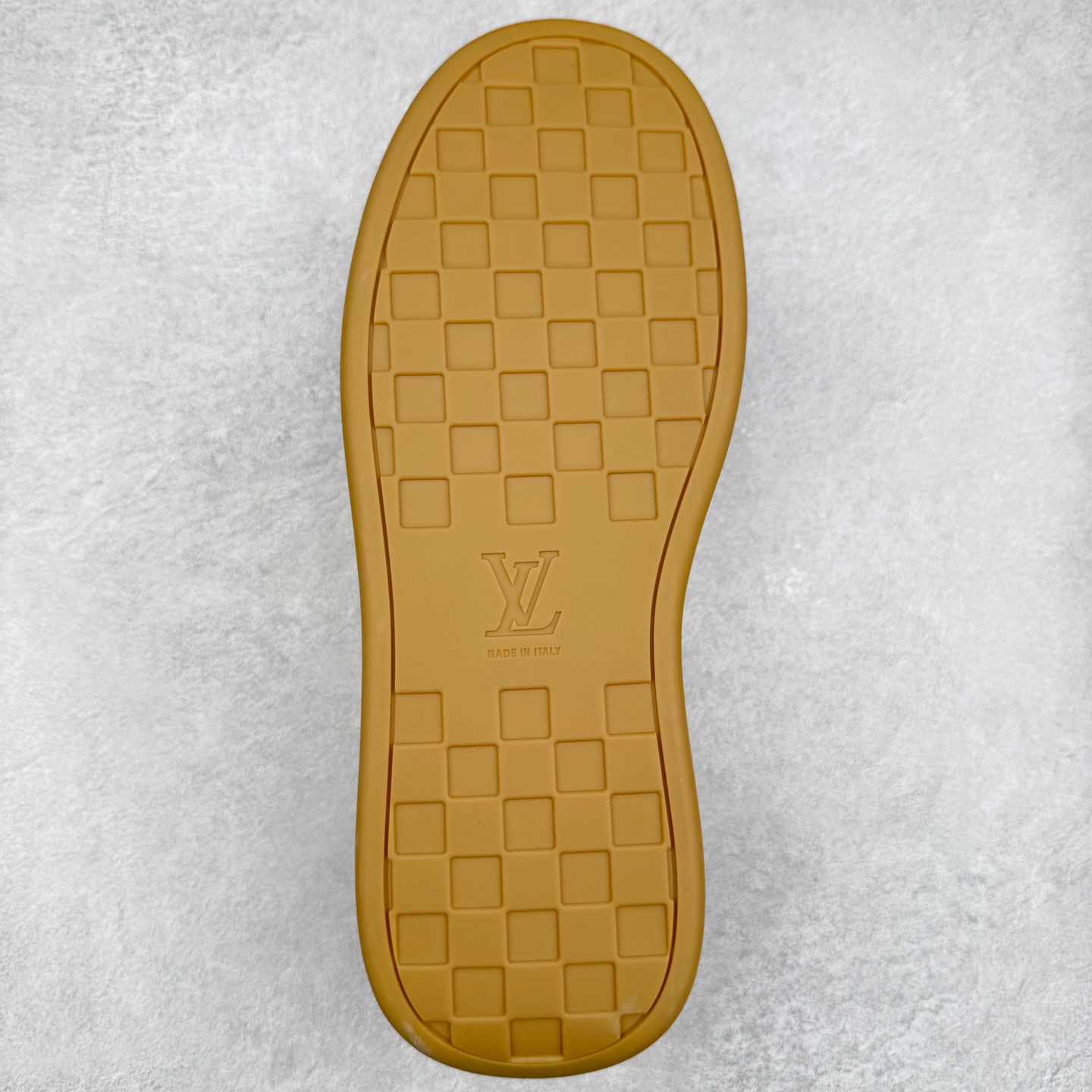 图片[9]-LOUIS VUITTON lv skate sneaker 2025 秋冬男士系列 Classic 牛皮革 圆头系带低帮 生活休闲鞋 原版开发 市面唯一正确版本 原版购入开发 欢迎对比 运动鞋于 2025 秋冬男士系列初次亮相 以光滑牛皮革塑造考究设计 可轻松融入各式造型 瞩目 LV 字母标注鞋侧 轻盈橡胶外底点缀 Vuitton 标识 材料使用原版定制进口头层牛皮 内里使用原版进口透气网里 原版开模橡胶发泡材质大底 内增高4CM 尺码：39 40 41 42 43 44 45-选品中心