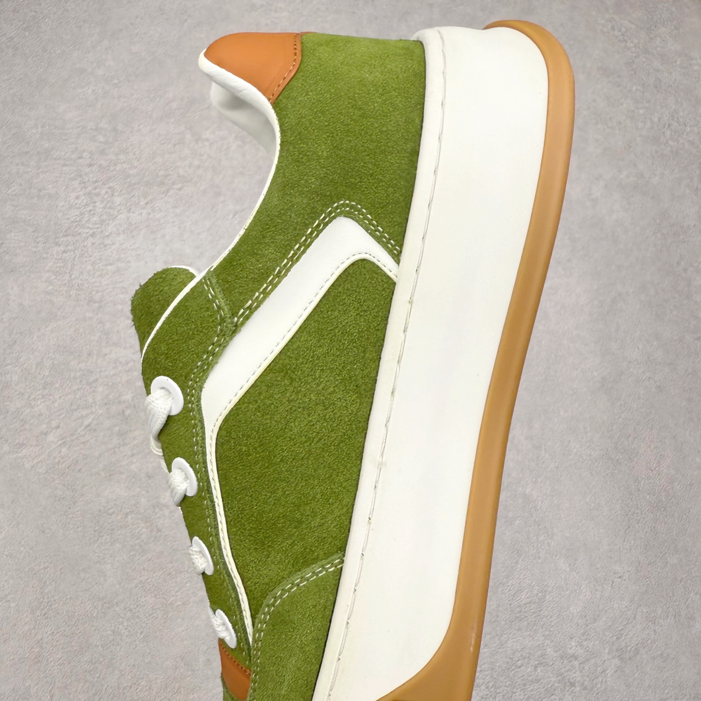 图片[7]-LOUIS VUITTON lv skate sneaker 2025 秋冬男士系列 Classic 牛皮革 圆头系带低帮 生活休闲鞋 原版开发 市面唯一正确版本 原版购入开发 欢迎对比 运动鞋于 2025 秋冬男士系列初次亮相 以光滑牛皮革塑造考究设计 可轻松融入各式造型 瞩目 LV 字母标注鞋侧 轻盈橡胶外底点缀 Vuitton 标识 材料使用原版定制进口头层牛皮 内里使用原版进口透气网里 原版开模橡胶发泡材质大底 内增高4CM 尺码：39 40 41 42 43 44 45-选品中心