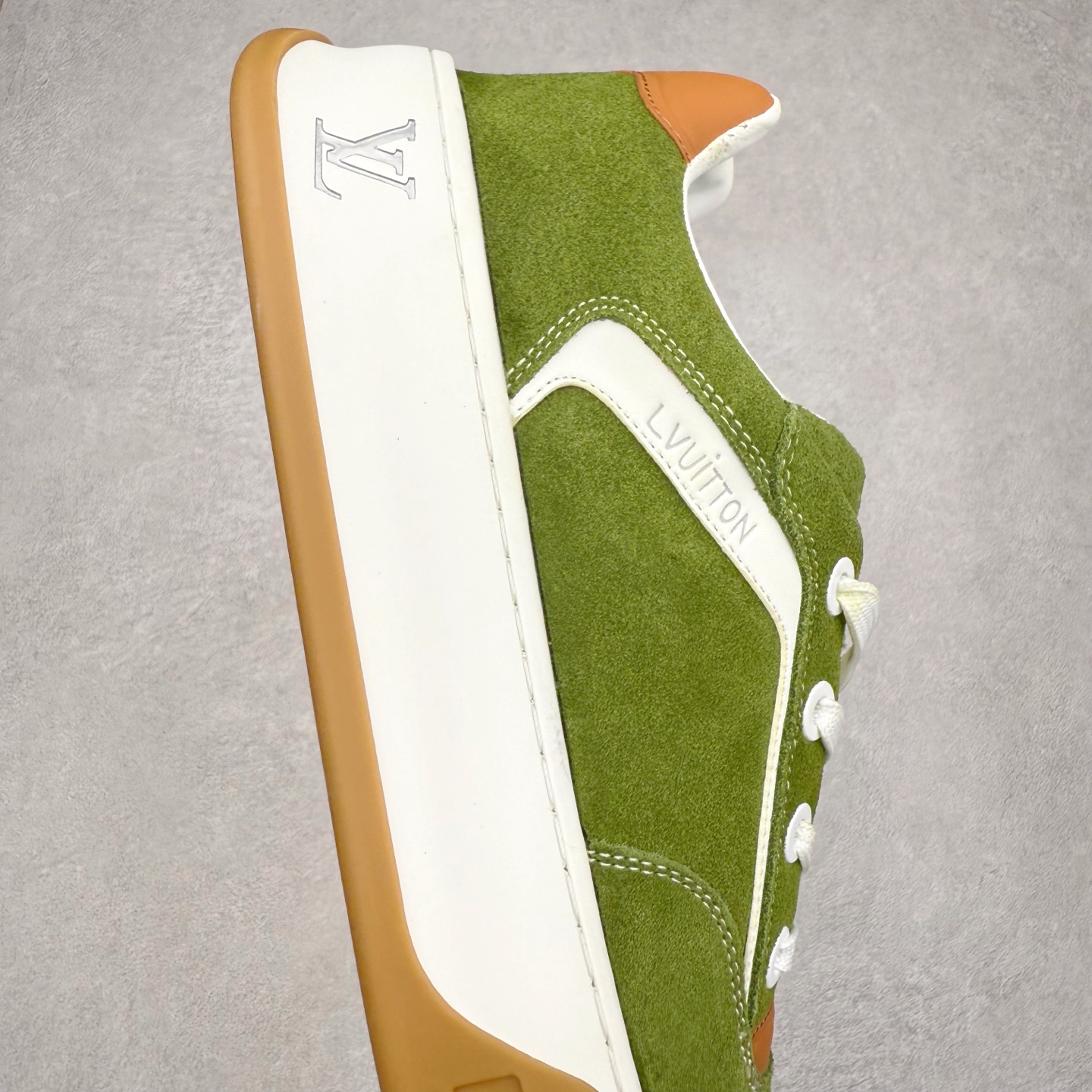 图片[6]-LOUIS VUITTON lv skate sneaker 2025 秋冬男士系列 Classic 牛皮革 圆头系带低帮 生活休闲鞋 原版开发 市面唯一正确版本 原版购入开发 欢迎对比 运动鞋于 2025 秋冬男士系列初次亮相 以光滑牛皮革塑造考究设计 可轻松融入各式造型 瞩目 LV 字母标注鞋侧 轻盈橡胶外底点缀 Vuitton 标识 材料使用原版定制进口头层牛皮 内里使用原版进口透气网里 原版开模橡胶发泡材质大底 内增高4CM 尺码：39 40 41 42 43 44 45-选品中心