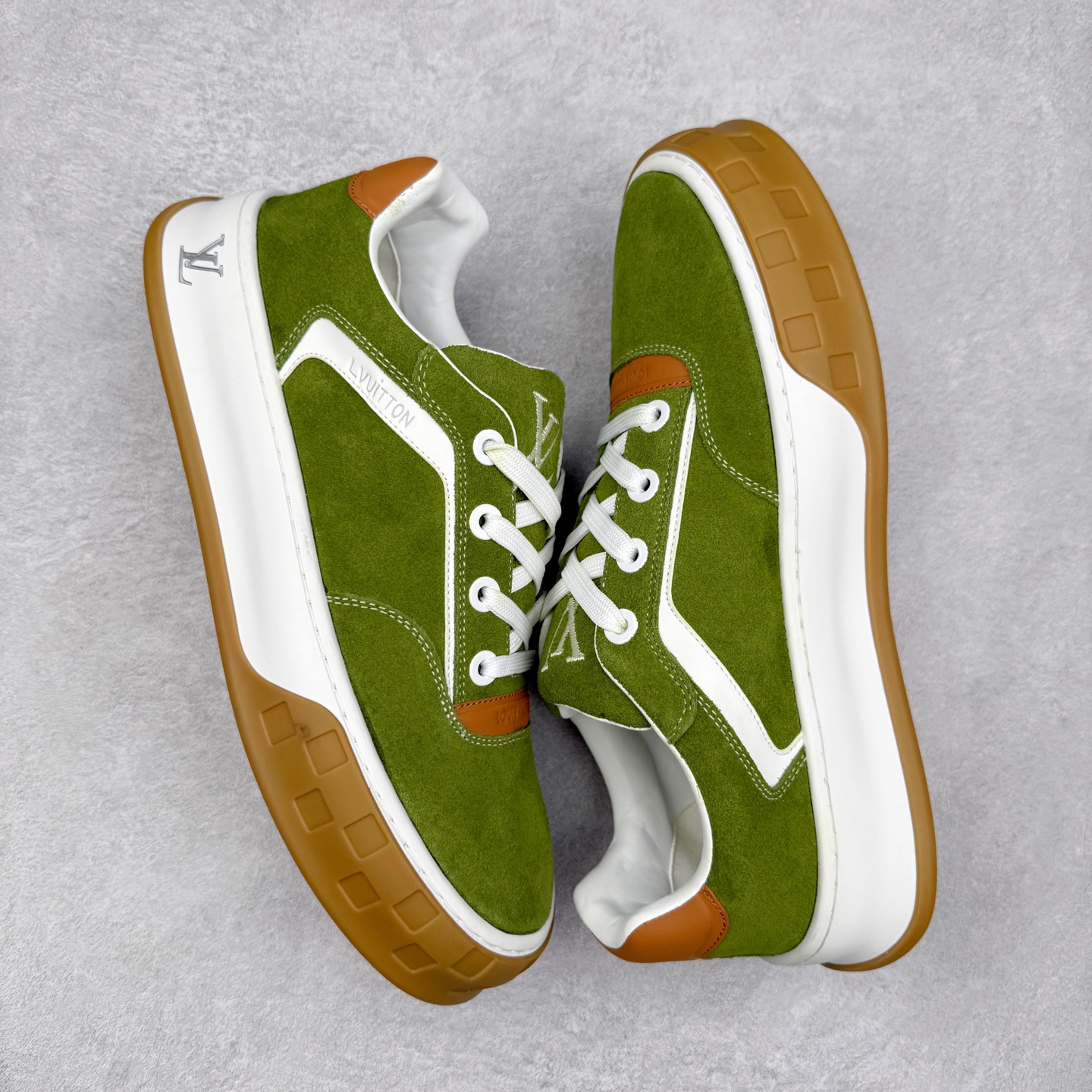 图片[3]-LOUIS VUITTON lv skate sneaker 2025 秋冬男士系列 Classic 牛皮革 圆头系带低帮 生活休闲鞋 原版开发 市面唯一正确版本 原版购入开发 欢迎对比 运动鞋于 2025 秋冬男士系列初次亮相 以光滑牛皮革塑造考究设计 可轻松融入各式造型 瞩目 LV 字母标注鞋侧 轻盈橡胶外底点缀 Vuitton 标识 材料使用原版定制进口头层牛皮 内里使用原版进口透气网里 原版开模橡胶发泡材质大底 内增高4CM 尺码：39 40 41 42 43 44 45-选品中心