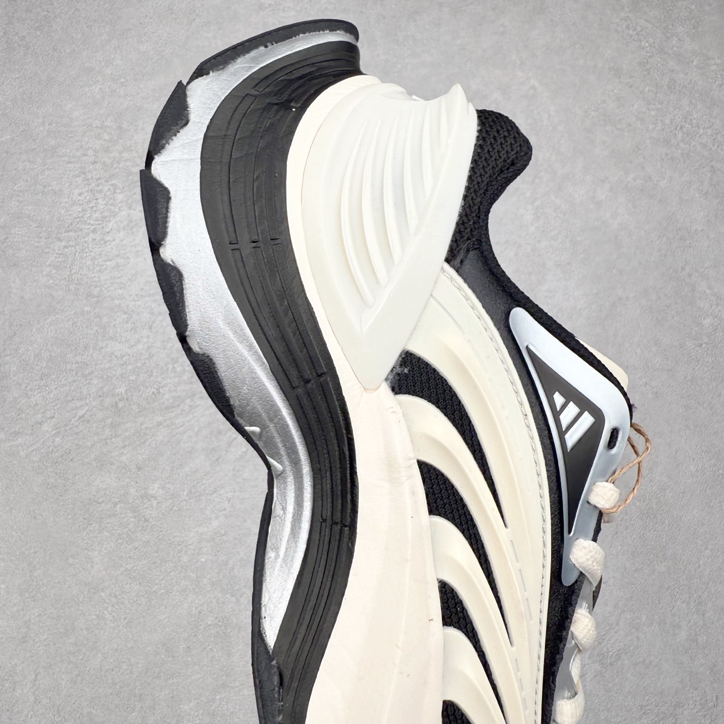 图片[6]-AD XLG MTW系列 舒适百搭防滑耐磨低帮跑步鞋老爹鞋 IH1571 鞋面采用贯穿式银条 完整的线条流畅度带来充分的视觉享受 鞋舌若隐若现的LOGO充满神秘感 夸张的鞋后跟幅度设计 线条感延伸至后跟标志三条杆彰显adidas调性 中底采用LIGHT STRIKE科技 在满足穿搭属性的同时提供舒适的脚感 完整的流线型设计语言 从鞋面贯穿到鞋底以及鞋花纹路 颜值与实力兼具 秀场与日常皆融 未来已来 让我们继续期待 实拍调校N版已经零色差零失真 百分百还原实物色彩所见即所得 不存在货不对板色差等低级问题 选购参考实物拍摄 不混卖不参货 只用心做好货严格选品 承诺混一赔十 尺码：36 36.5 37.5 38 38.5 39 40 40.5 41 42 42.5 43 44 44.5 45-选品中心