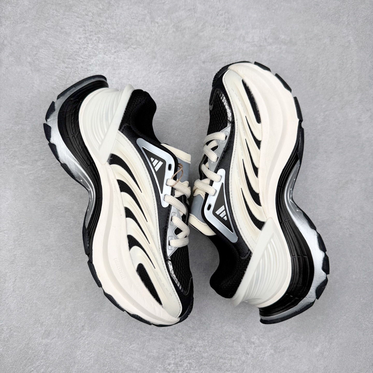 图片[3]-AD XLG MTW系列 舒适百搭防滑耐磨低帮跑步鞋老爹鞋 IH1571 鞋面采用贯穿式银条 完整的线条流畅度带来充分的视觉享受 鞋舌若隐若现的LOGO充满神秘感 夸张的鞋后跟幅度设计 线条感延伸至后跟标志三条杆彰显adidas调性 中底采用LIGHT STRIKE科技 在满足穿搭属性的同时提供舒适的脚感 完整的流线型设计语言 从鞋面贯穿到鞋底以及鞋花纹路 颜值与实力兼具 秀场与日常皆融 未来已来 让我们继续期待 实拍调校N版已经零色差零失真 百分百还原实物色彩所见即所得 不存在货不对板色差等低级问题 选购参考实物拍摄 不混卖不参货 只用心做好货严格选品 承诺混一赔十 尺码：36 36.5 37.5 38 38.5 39 40 40.5 41 42 42.5 43 44 44.5 45-选品中心