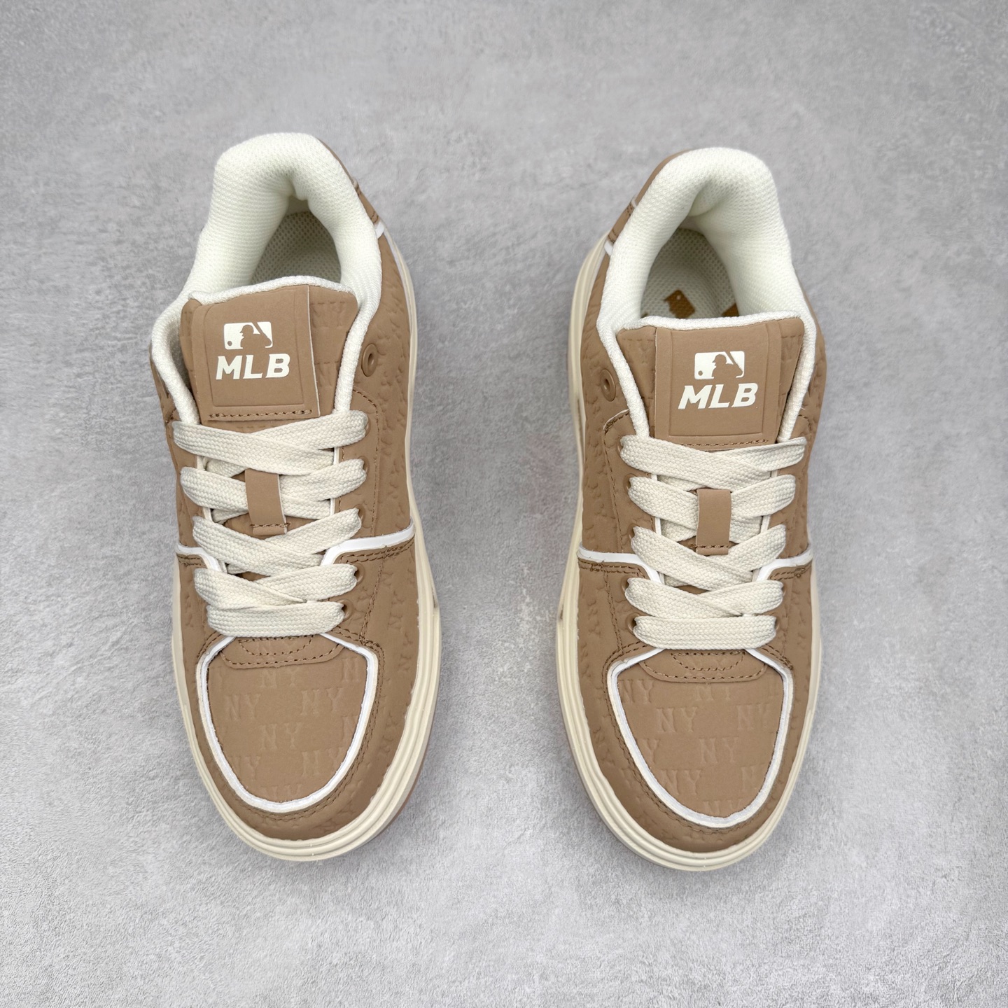 图片[2]-MLB Chunky Liner Basic 复古印花学长鞋系列低帮轻量增高厚底百搭休闲运动慢跑鞋板鞋 Korea韩国联名NY美国榄球纽约洋基队限定 韩国代购专供 全套原楦原纸板原厂数据开发 正确中底拉帮中底网布细节 平台代购专供 左脚内置芯片 韩国代购吊牌标贴 独家一比一RB+MD组合大底 高频后跟小人Logo精准对位立体饱满 正确网布加超迁鞋面 转印中底走线紧密 转印Logo工艺表层防刮不掉色 尺码：35 36 36.5 37.5 38 38.5 39 40 40.5 41 42 42.5 43 44 45-选品中心