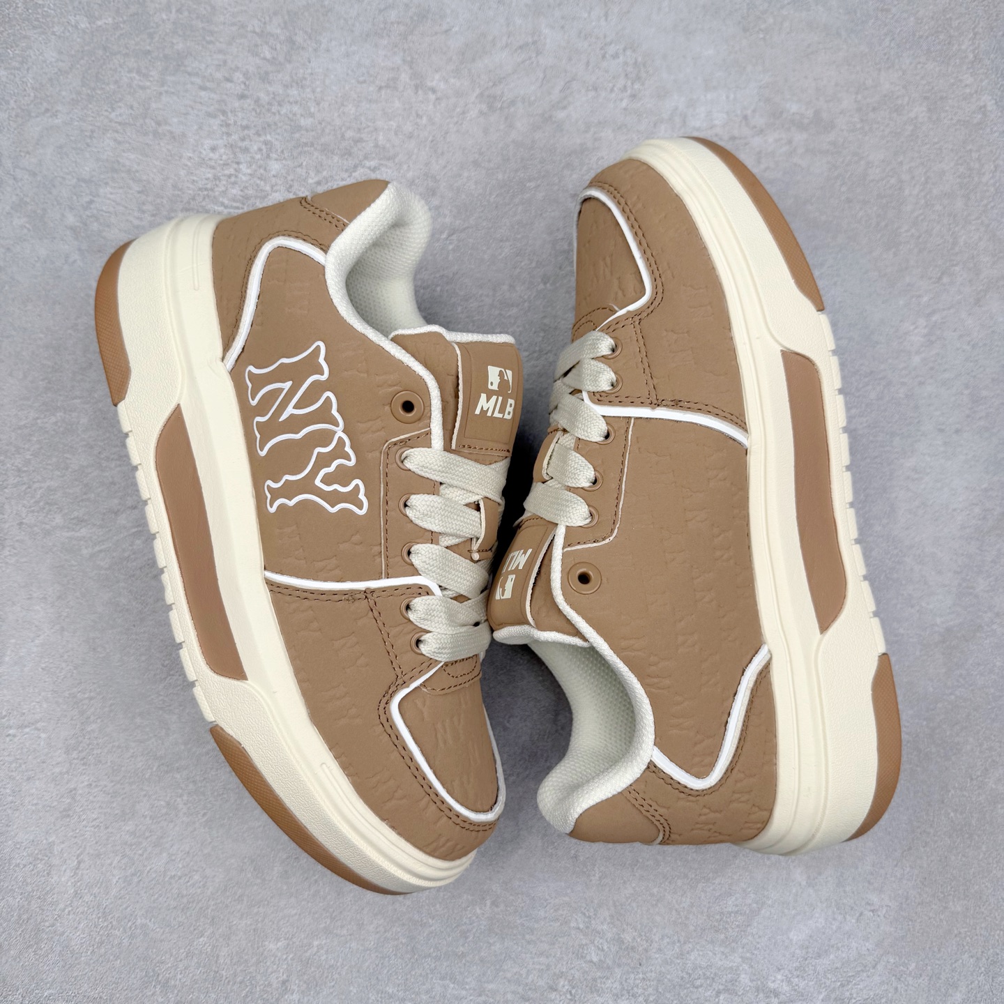 图片[3]-MLB Chunky Liner Basic 复古印花学长鞋系列低帮轻量增高厚底百搭休闲运动慢跑鞋板鞋 Korea韩国联名NY美国榄球纽约洋基队限定 韩国代购专供 全套原楦原纸板原厂数据开发 正确中底拉帮中底网布细节 平台代购专供 左脚内置芯片 韩国代购吊牌标贴 独家一比一RB+MD组合大底 高频后跟小人Logo精准对位立体饱满 正确网布加超迁鞋面 转印中底走线紧密 转印Logo工艺表层防刮不掉色 尺码：35 36 36.5 37.5 38 38.5 39 40 40.5 41 42 42.5 43 44 45-选品中心