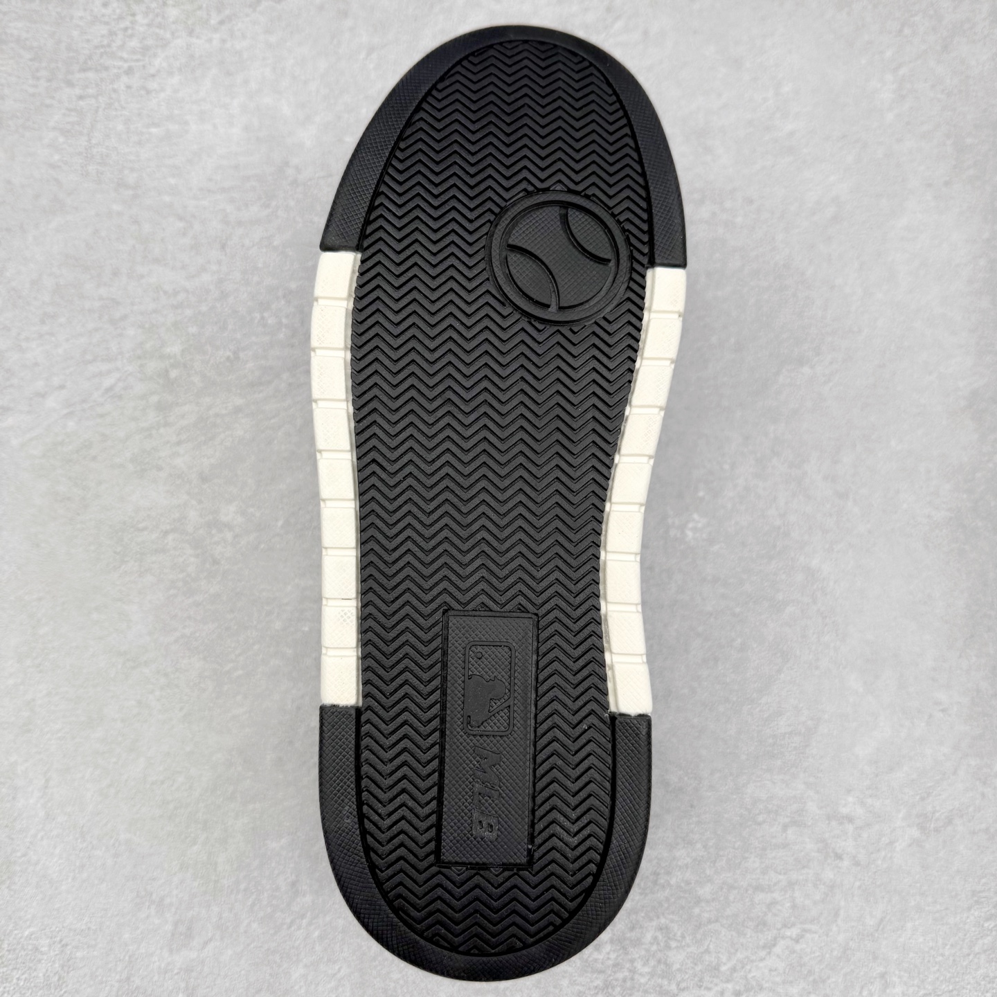 图片[9]-MLB Chunky Liner Basic 复古印花学长鞋系列低帮轻量增高厚底百搭休闲运动慢跑鞋板鞋 Korea韩国联名NY美国榄球纽约洋基队限定 韩国代购专供 全套原楦原纸板原厂数据开发 正确中底拉帮中底网布细节 平台代购专供 左脚内置芯片 韩国代购吊牌标贴 独家一比一RB+MD组合大底 高频后跟小人Logo精准对位立体饱满 正确网布加超迁鞋面 转印中底走线紧密 转印Logo工艺表层防刮不掉色 尺码：35 36 36.5 37.5 38 38.5 39 40 40.5 41 42 42.5 43 44 45-选品中心