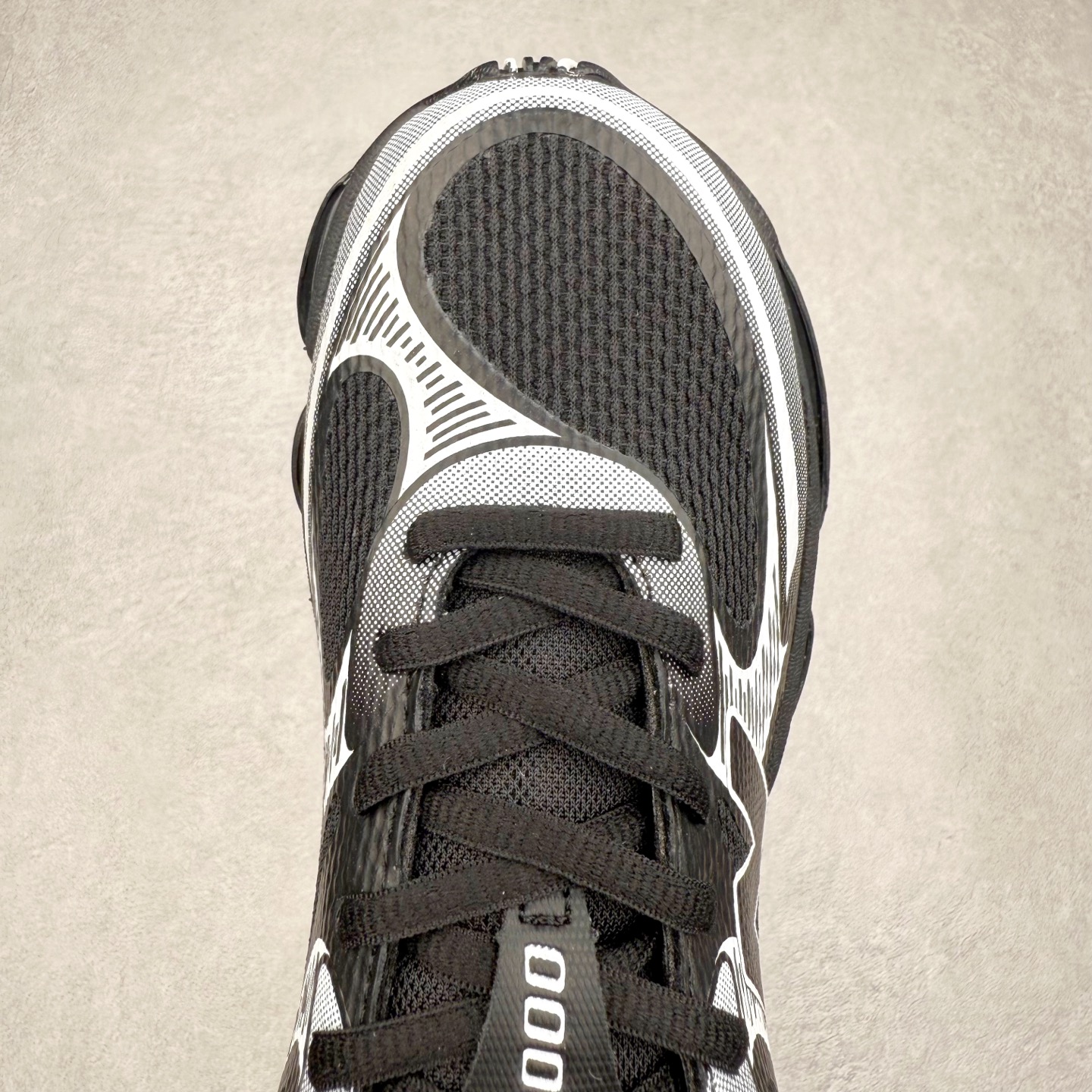 图片[4]-New Balance NB2000 舒适百搭防滑耐磨低帮 休闲跑步鞋 New Balance 在近两年的球鞋市场屡出奇招，在经典鞋型保持进一步增长的同时，推出的每一款新鞋型也都有傲人的战绩。在 327、9060 等鞋型获得成功之后，今天 New Balance 家族又迎来了新鲜血液的注入。这双 New Balance 2000 依然是融合了新旧元素的跑鞋造型，命名为 2000，或许是它的设计理念有着 Y2K 的血统。最大的亮点，在于这双鞋的中底。外侧以五个 ABZORB 单元，带来极具辨识度和冲击力的视觉效果，让这双鞋在外观和脚感方面都颇具吸引力。尺码：36 37 37.5 38 38.5 39 40 40.5 41 42 42.5 43 44 45 46-选品中心