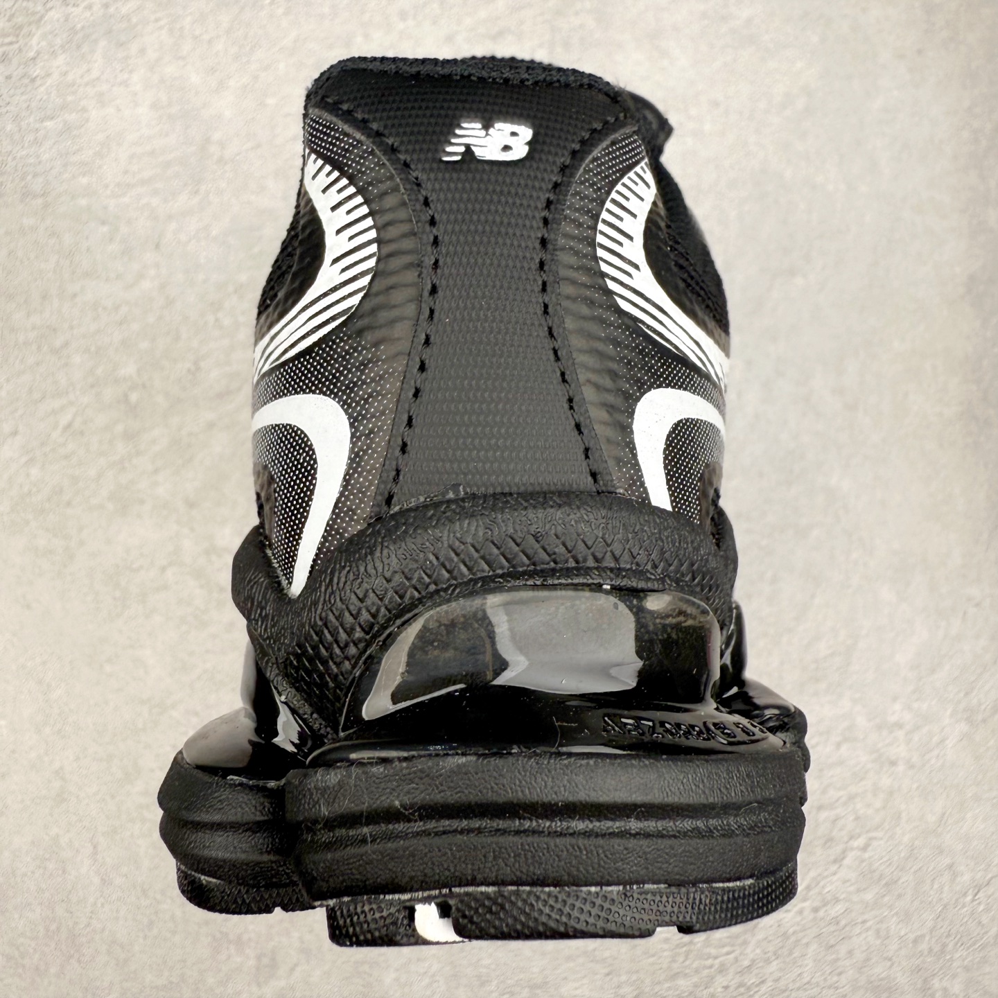 图片[8]-New Balance NB2000 舒适百搭防滑耐磨低帮 休闲跑步鞋 New Balance 在近两年的球鞋市场屡出奇招，在经典鞋型保持进一步增长的同时，推出的每一款新鞋型也都有傲人的战绩。在 327、9060 等鞋型获得成功之后，今天 New Balance 家族又迎来了新鲜血液的注入。这双 New Balance 2000 依然是融合了新旧元素的跑鞋造型，命名为 2000，或许是它的设计理念有着 Y2K 的血统。最大的亮点，在于这双鞋的中底。外侧以五个 ABZORB 单元，带来极具辨识度和冲击力的视觉效果，让这双鞋在外观和脚感方面都颇具吸引力。尺码：36 37 37.5 38 38.5 39 40 40.5 41 42 42.5 43 44 45 46-选品中心