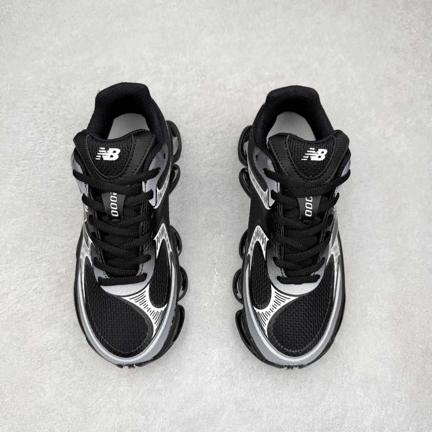 图片[2]-New Balance NB2000 舒适百搭防滑耐磨低帮 休闲跑步鞋 New Balance 在近两年的球鞋市场屡出奇招，在经典鞋型保持进一步增长的同时，推出的每一款新鞋型也都有傲人的战绩。在 327、9060 等鞋型获得成功之后，今天 New Balance 家族又迎来了新鲜血液的注入。这双 New Balance 2000 依然是融合了新旧元素的跑鞋造型，命名为 2000，或许是它的设计理念有着 Y2K 的血统。最大的亮点，在于这双鞋的中底。外侧以五个 ABZORB 单元，带来极具辨识度和冲击力的视觉效果，让这双鞋在外观和脚感方面都颇具吸引力。尺码：36 37 37.5 38 38.5 39 40 40.5 41 42 42.5 43 44 45 46-选品中心