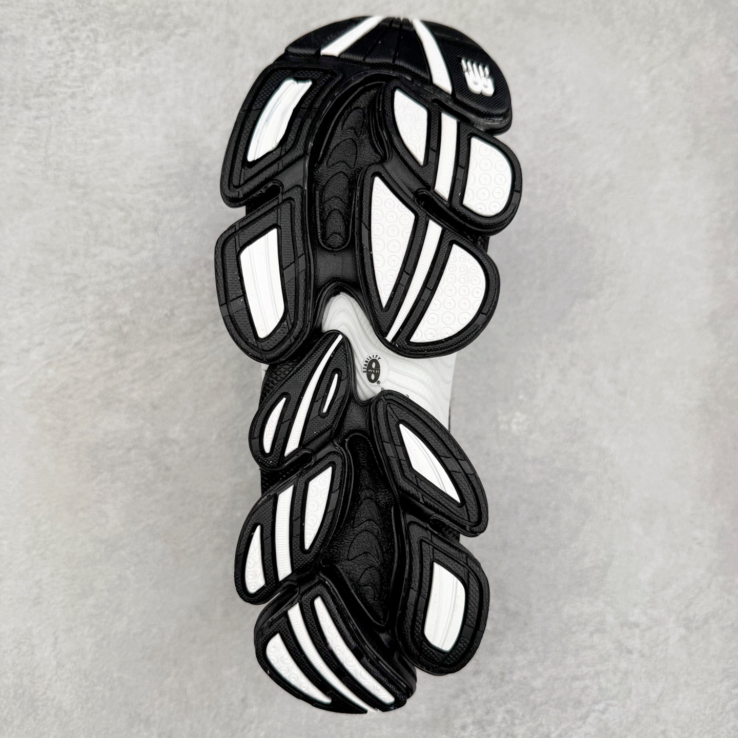 图片[9]-New Balance NB2000 舒适百搭防滑耐磨低帮 休闲跑步鞋 New Balance 在近两年的球鞋市场屡出奇招，在经典鞋型保持进一步增长的同时，推出的每一款新鞋型也都有傲人的战绩。在 327、9060 等鞋型获得成功之后，今天 New Balance 家族又迎来了新鲜血液的注入。这双 New Balance 2000 依然是融合了新旧元素的跑鞋造型，命名为 2000，或许是它的设计理念有着 Y2K 的血统。最大的亮点，在于这双鞋的中底。外侧以五个 ABZORB 单元，带来极具辨识度和冲击力的视觉效果，让这双鞋在外观和脚感方面都颇具吸引力。尺码：36 37 37.5 38 38.5 39 40 40.5 41 42 42.5 43 44 45 46-选品中心