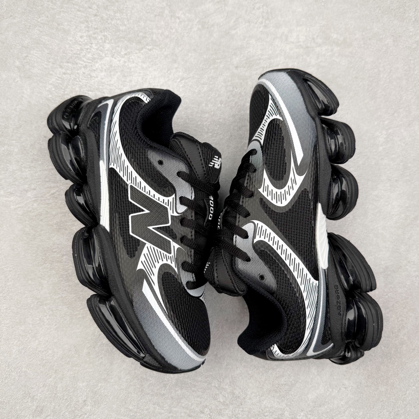 图片[3]-New Balance NB2000 舒适百搭防滑耐磨低帮 休闲跑步鞋 New Balance 在近两年的球鞋市场屡出奇招，在经典鞋型保持进一步增长的同时，推出的每一款新鞋型也都有傲人的战绩。在 327、9060 等鞋型获得成功之后，今天 New Balance 家族又迎来了新鲜血液的注入。这双 New Balance 2000 依然是融合了新旧元素的跑鞋造型，命名为 2000，或许是它的设计理念有着 Y2K 的血统。最大的亮点，在于这双鞋的中底。外侧以五个 ABZORB 单元，带来极具辨识度和冲击力的视觉效果，让这双鞋在外观和脚感方面都颇具吸引力。尺码：36 37 37.5 38 38.5 39 40 40.5 41 42 42.5 43 44 45 46-选品中心