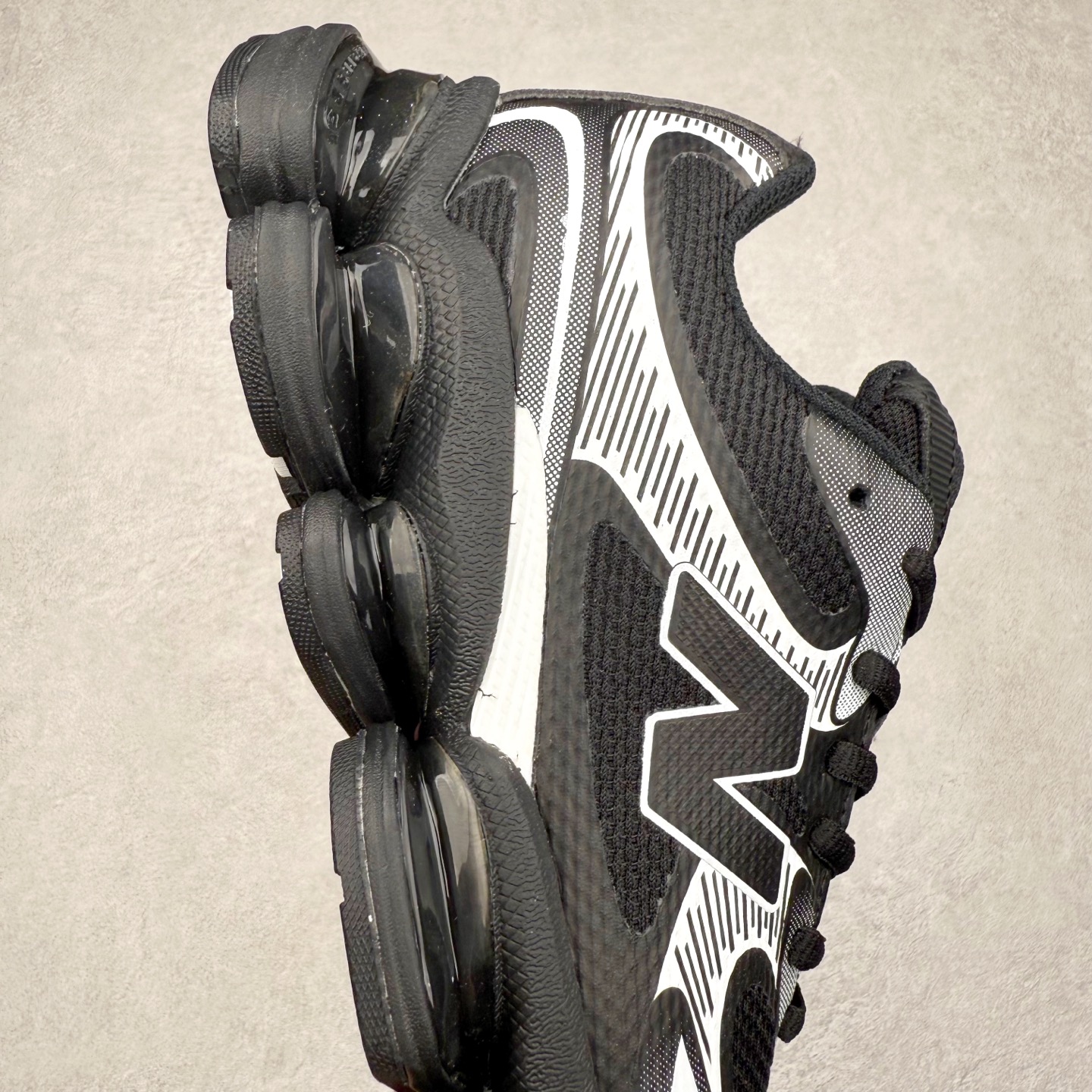 图片[6]-New Balance NB2000 舒适百搭防滑耐磨低帮 休闲跑步鞋 New Balance 在近两年的球鞋市场屡出奇招，在经典鞋型保持进一步增长的同时，推出的每一款新鞋型也都有傲人的战绩。在 327、9060 等鞋型获得成功之后，今天 New Balance 家族又迎来了新鲜血液的注入。这双 New Balance 2000 依然是融合了新旧元素的跑鞋造型，命名为 2000，或许是它的设计理念有着 Y2K 的血统。最大的亮点，在于这双鞋的中底。外侧以五个 ABZORB 单元，带来极具辨识度和冲击力的视觉效果，让这双鞋在外观和脚感方面都颇具吸引力。尺码：36 37 37.5 38 38.5 39 40 40.5 41 42 42.5 43 44 45 46-选品中心