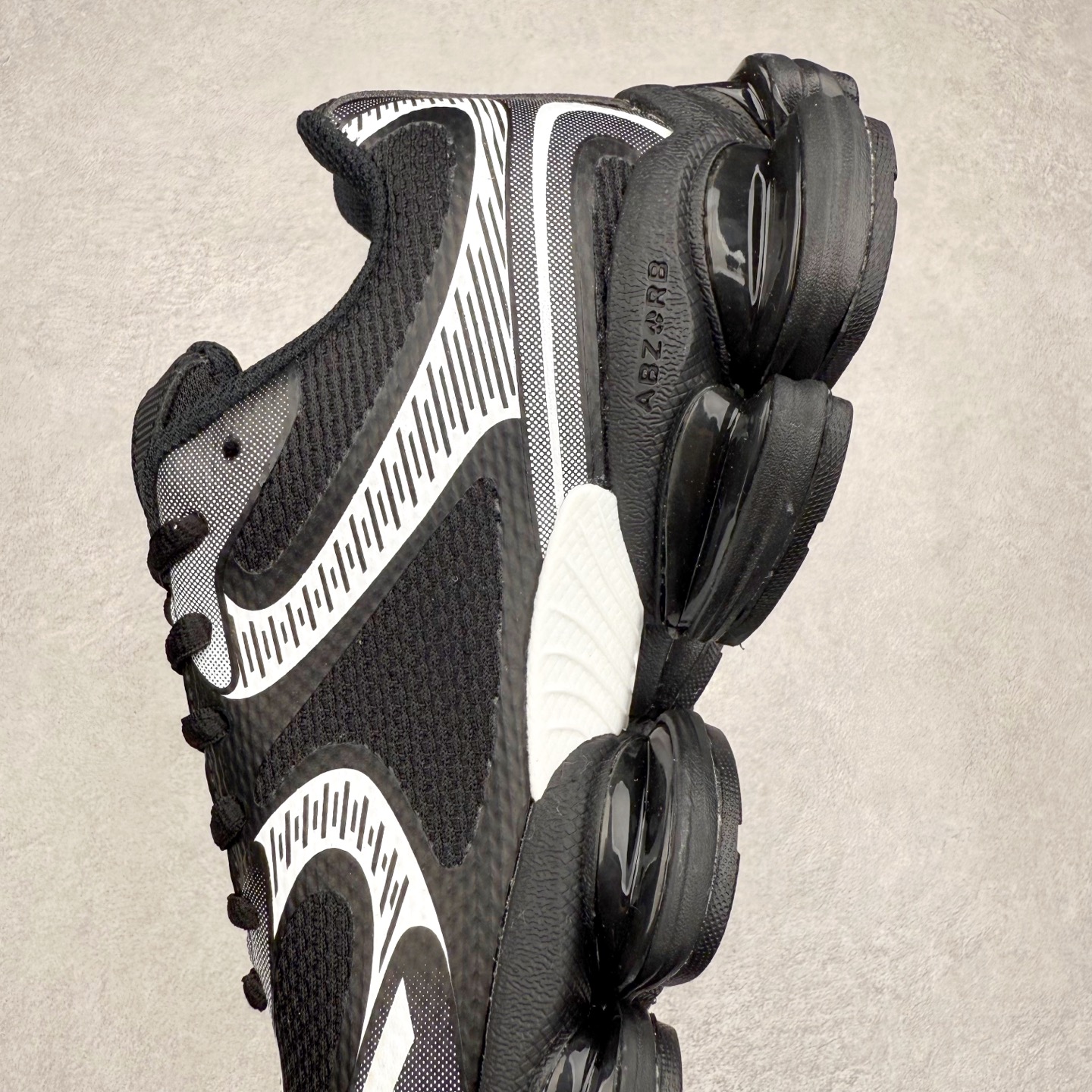 图片[7]-New Balance NB2000 舒适百搭防滑耐磨低帮 休闲跑步鞋 New Balance 在近两年的球鞋市场屡出奇招，在经典鞋型保持进一步增长的同时，推出的每一款新鞋型也都有傲人的战绩。在 327、9060 等鞋型获得成功之后，今天 New Balance 家族又迎来了新鲜血液的注入。这双 New Balance 2000 依然是融合了新旧元素的跑鞋造型，命名为 2000，或许是它的设计理念有着 Y2K 的血统。最大的亮点，在于这双鞋的中底。外侧以五个 ABZORB 单元，带来极具辨识度和冲击力的视觉效果，让这双鞋在外观和脚感方面都颇具吸引力。尺码：36 37 37.5 38 38.5 39 40 40.5 41 42 42.5 43 44 45 46-选品中心