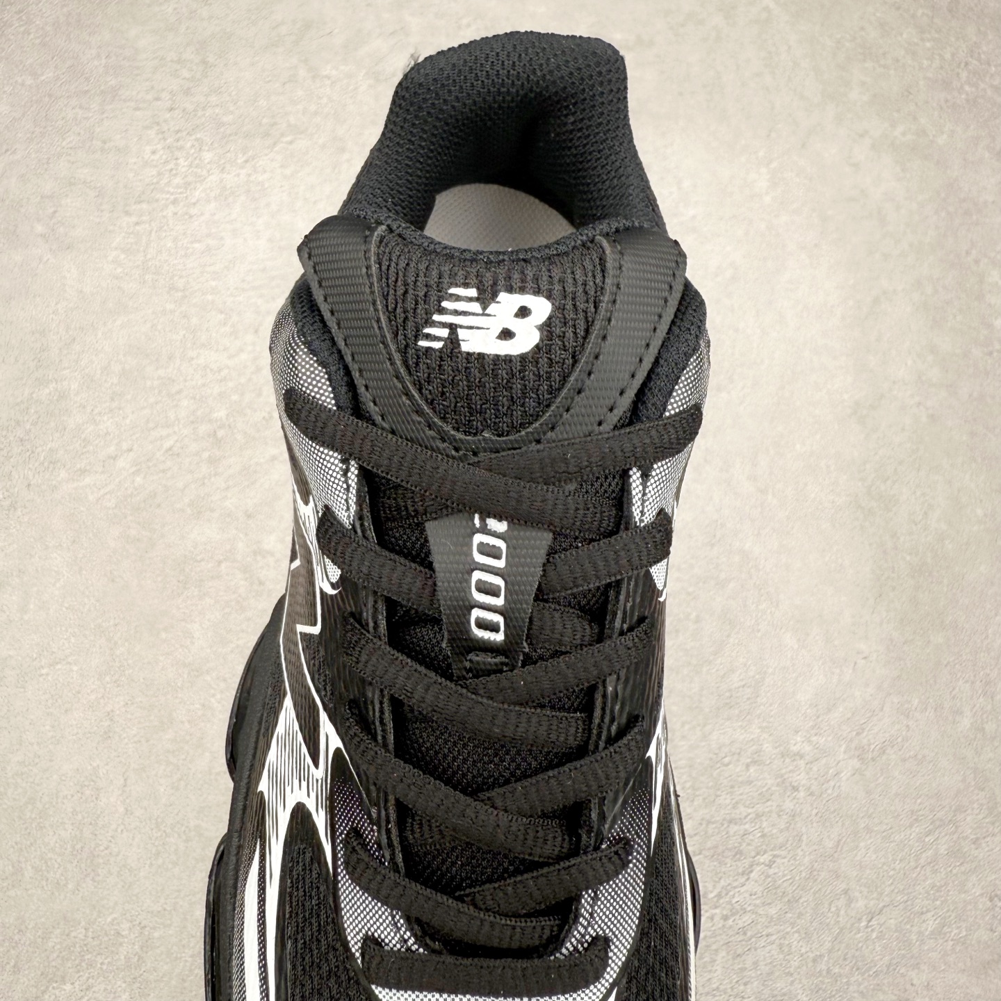 图片[5]-New Balance NB2000 舒适百搭防滑耐磨低帮 休闲跑步鞋 New Balance 在近两年的球鞋市场屡出奇招，在经典鞋型保持进一步增长的同时，推出的每一款新鞋型也都有傲人的战绩。在 327、9060 等鞋型获得成功之后，今天 New Balance 家族又迎来了新鲜血液的注入。这双 New Balance 2000 依然是融合了新旧元素的跑鞋造型，命名为 2000，或许是它的设计理念有着 Y2K 的血统。最大的亮点，在于这双鞋的中底。外侧以五个 ABZORB 单元，带来极具辨识度和冲击力的视觉效果，让这双鞋在外观和脚感方面都颇具吸引力。尺码：36 37 37.5 38 38.5 39 40 40.5 41 42 42.5 43 44 45 46-选品中心