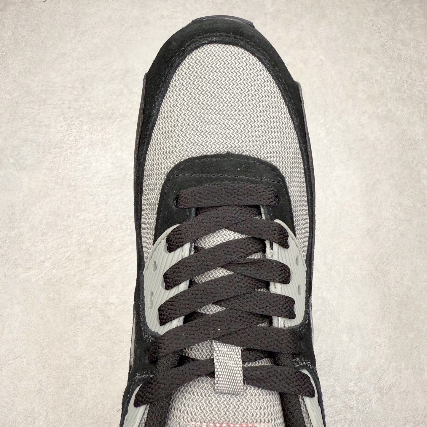 图片[4]-＃MX版 NK Air MAX 90 气垫复古减震跑步鞋 FD0664-001 经典重温 独家陆续补货 外单专供大厂出品 品质稳定 一百余色 终端操作 Air Max 90于1990年推出 来自Air Max系列 在Air Max 1的基础上改进而得 增加了气垫面积 外型上也更为流线 最特別的就是加入了菱纹塑胶嵌板 为Air Max 90增添了许多潮流气息 皮革鞋面 造就出色耐穿性和支撑力 Max Air缓震配置搭配泡棉中底 令Air Max 90轻盈而舒适 华夫格橡胶外底 铸就Air Max 90非凡的抓地力 而Air Max 90不仅是一双跑鞋 它成功跨越了时间的演进 成为了球鞋文化与潮流圈中最熟为人知的鞋款之一 尺码：36 36.5 37.5 38 38.5 39 40 40.5 41 42 42.5 43 44 44.5 45-选品中心