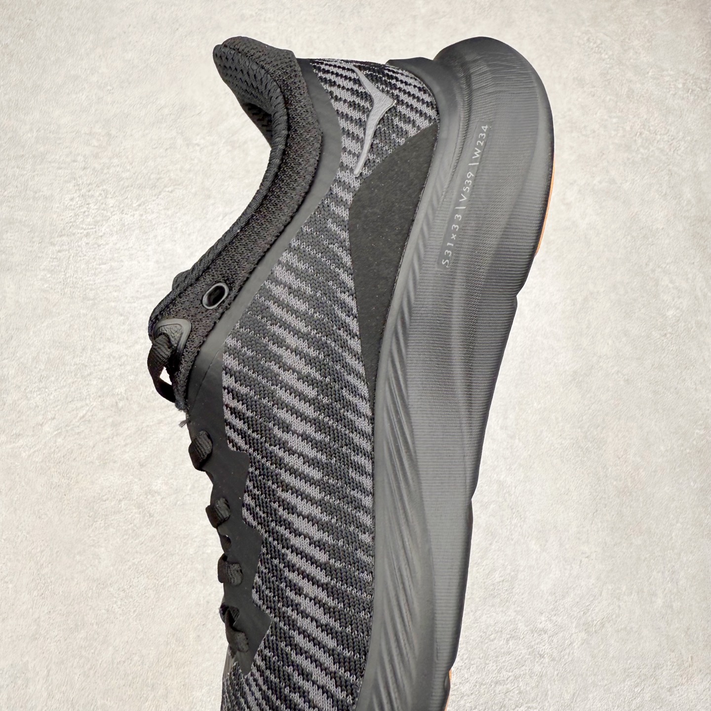 图片[7]-HOKA ONE ONE Solimar 轻便舒适织物耐磨减震低帮长跑跑步鞋 HOKA ONE ONE是来自美国的跑步鞋知名品牌，创立于2009年，始终致力于为所有跑者提供更新、更好的跑步装备。相比常规跑鞋，HOKA ONE ONE特别研发使用性能独特的几何形跑鞋中底，此种鞋底更厚、更高、回弹性也更好，除了卓越的缓冲性能，它还能內各种阶段的跑者带来更具动感、更加稳定的跑步体验。HOKAONE ONE从设计之初就清楚意识到，要保证跑者步幅的均匀一致，双脚自然而然的运动至关重要。尺码：36 36.5 37.5 38 38.5 39 40 40.5 41 42 42.5 43 44 44.5 45-选品中心