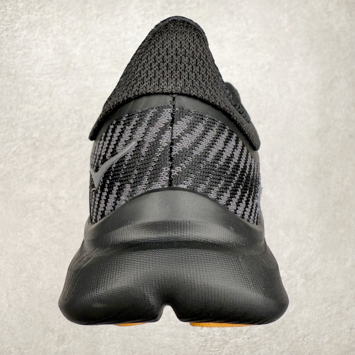 图片[8]-HOKA ONE ONE Solimar 轻便舒适织物耐磨减震低帮长跑跑步鞋 HOKA ONE ONE是来自美国的跑步鞋知名品牌，创立于2009年，始终致力于为所有跑者提供更新、更好的跑步装备。相比常规跑鞋，HOKA ONE ONE特别研发使用性能独特的几何形跑鞋中底，此种鞋底更厚、更高、回弹性也更好，除了卓越的缓冲性能，它还能內各种阶段的跑者带来更具动感、更加稳定的跑步体验。HOKAONE ONE从设计之初就清楚意识到，要保证跑者步幅的均匀一致，双脚自然而然的运动至关重要。尺码：36 36.5 37.5 38 38.5 39 40 40.5 41 42 42.5 43 44 44.5 45-选品中心