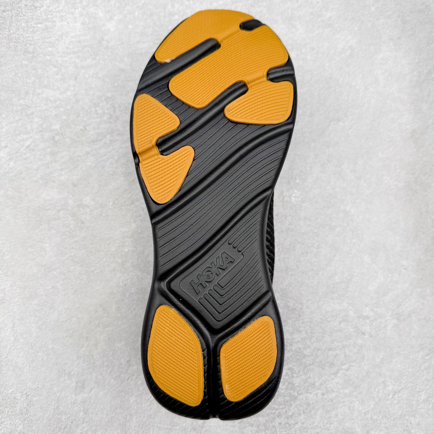 图片[9]-HOKA ONE ONE Solimar 轻便舒适织物耐磨减震低帮长跑跑步鞋 HOKA ONE ONE是来自美国的跑步鞋知名品牌，创立于2009年，始终致力于为所有跑者提供更新、更好的跑步装备。相比常规跑鞋，HOKA ONE ONE特别研发使用性能独特的几何形跑鞋中底，此种鞋底更厚、更高、回弹性也更好，除了卓越的缓冲性能，它还能內各种阶段的跑者带来更具动感、更加稳定的跑步体验。HOKAONE ONE从设计之初就清楚意识到，要保证跑者步幅的均匀一致，双脚自然而然的运动至关重要。尺码：36 36.5 37.5 38 38.5 39 40 40.5 41 42 42.5 43 44 44.5 45-选品中心