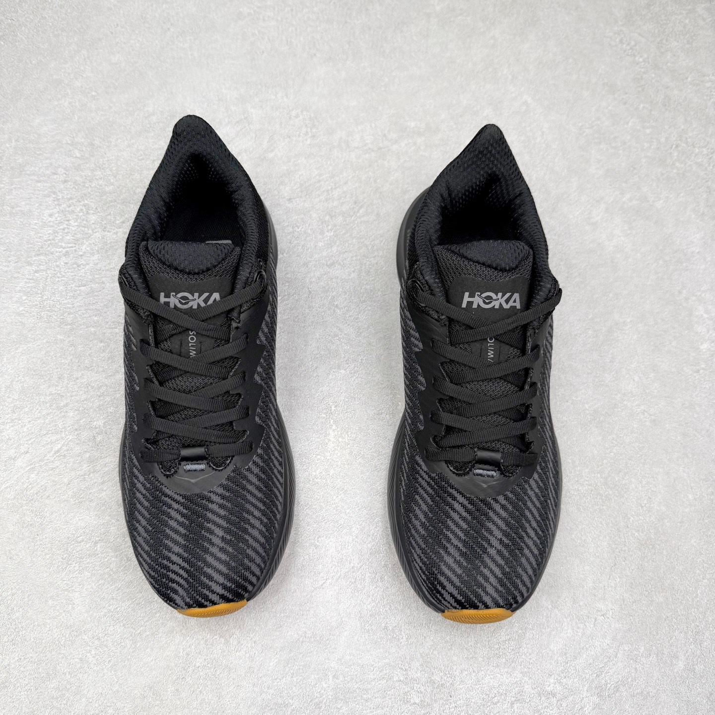 图片[2]-HOKA ONE ONE Solimar 轻便舒适织物耐磨减震低帮长跑跑步鞋 HOKA ONE ONE是来自美国的跑步鞋知名品牌，创立于2009年，始终致力于为所有跑者提供更新、更好的跑步装备。相比常规跑鞋，HOKA ONE ONE特别研发使用性能独特的几何形跑鞋中底，此种鞋底更厚、更高、回弹性也更好，除了卓越的缓冲性能，它还能內各种阶段的跑者带来更具动感、更加稳定的跑步体验。HOKAONE ONE从设计之初就清楚意识到，要保证跑者步幅的均匀一致，双脚自然而然的运动至关重要。尺码：36 36.5 37.5 38 38.5 39 40 40.5 41 42 42.5 43 44 44.5 45-选品中心