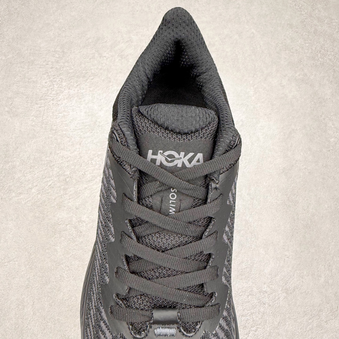 图片[5]-HOKA ONE ONE Solimar 轻便舒适织物耐磨减震低帮长跑跑步鞋 HOKA ONE ONE是来自美国的跑步鞋知名品牌，创立于2009年，始终致力于为所有跑者提供更新、更好的跑步装备。相比常规跑鞋，HOKA ONE ONE特别研发使用性能独特的几何形跑鞋中底，此种鞋底更厚、更高、回弹性也更好，除了卓越的缓冲性能，它还能內各种阶段的跑者带来更具动感、更加稳定的跑步体验。HOKAONE ONE从设计之初就清楚意识到，要保证跑者步幅的均匀一致，双脚自然而然的运动至关重要。尺码：36 36.5 37.5 38 38.5 39 40 40.5 41 42 42.5 43 44 44.5 45-选品中心