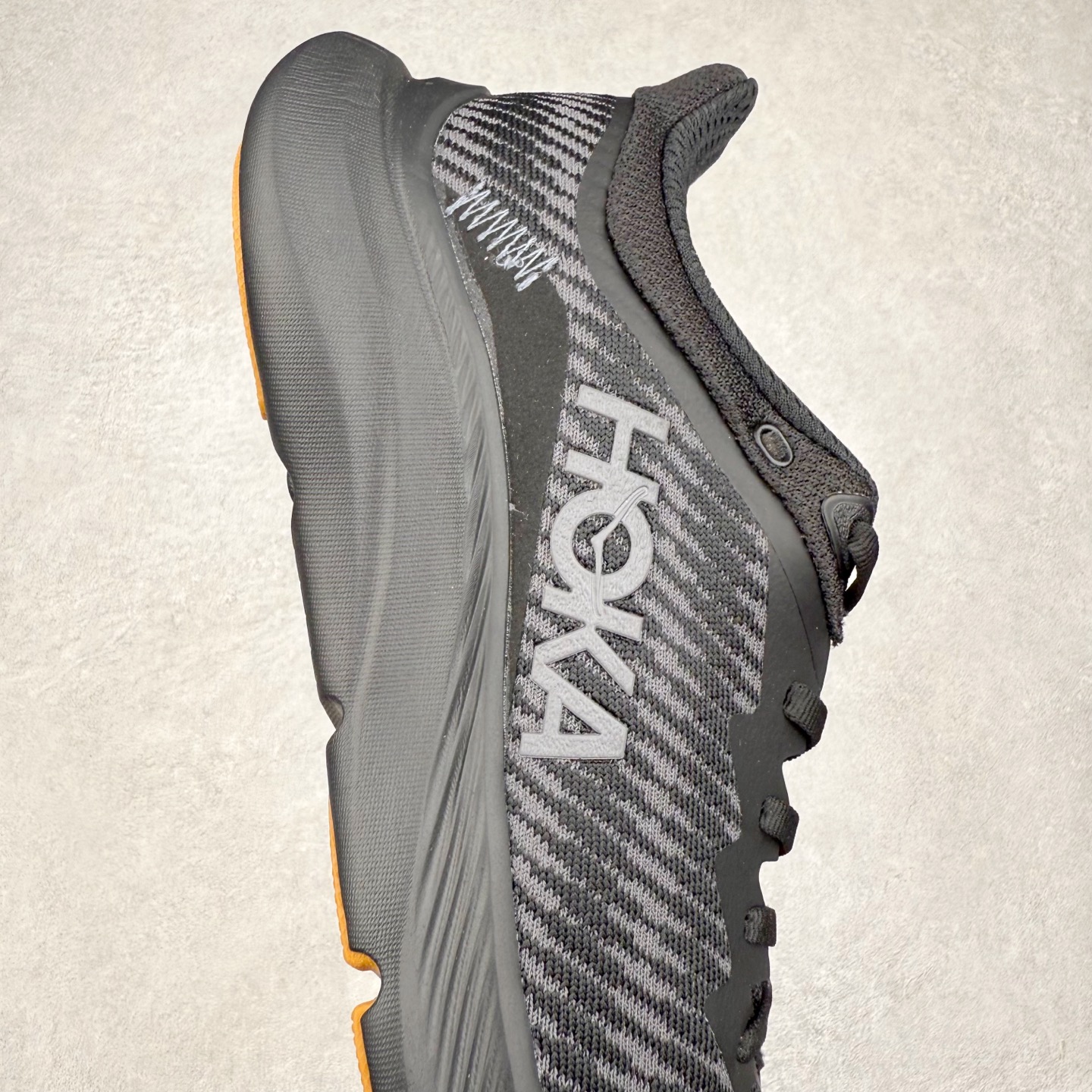 图片[6]-HOKA ONE ONE Solimar 轻便舒适织物耐磨减震低帮长跑跑步鞋 HOKA ONE ONE是来自美国的跑步鞋知名品牌，创立于2009年，始终致力于为所有跑者提供更新、更好的跑步装备。相比常规跑鞋，HOKA ONE ONE特别研发使用性能独特的几何形跑鞋中底，此种鞋底更厚、更高、回弹性也更好，除了卓越的缓冲性能，它还能內各种阶段的跑者带来更具动感、更加稳定的跑步体验。HOKAONE ONE从设计之初就清楚意识到，要保证跑者步幅的均匀一致，双脚自然而然的运动至关重要。尺码：36 36.5 37.5 38 38.5 39 40 40.5 41 42 42.5 43 44 44.5 45-选品中心