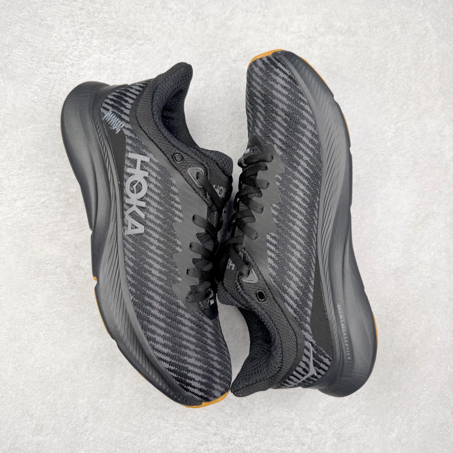 图片[3]-HOKA ONE ONE Solimar 轻便舒适织物耐磨减震低帮长跑跑步鞋 HOKA ONE ONE是来自美国的跑步鞋知名品牌，创立于2009年，始终致力于为所有跑者提供更新、更好的跑步装备。相比常规跑鞋，HOKA ONE ONE特别研发使用性能独特的几何形跑鞋中底，此种鞋底更厚、更高、回弹性也更好，除了卓越的缓冲性能，它还能內各种阶段的跑者带来更具动感、更加稳定的跑步体验。HOKAONE ONE从设计之初就清楚意识到，要保证跑者步幅的均匀一致，双脚自然而然的运动至关重要。尺码：36 36.5 37.5 38 38.5 39 40 40.5 41 42 42.5 43 44 44.5 45-选品中心