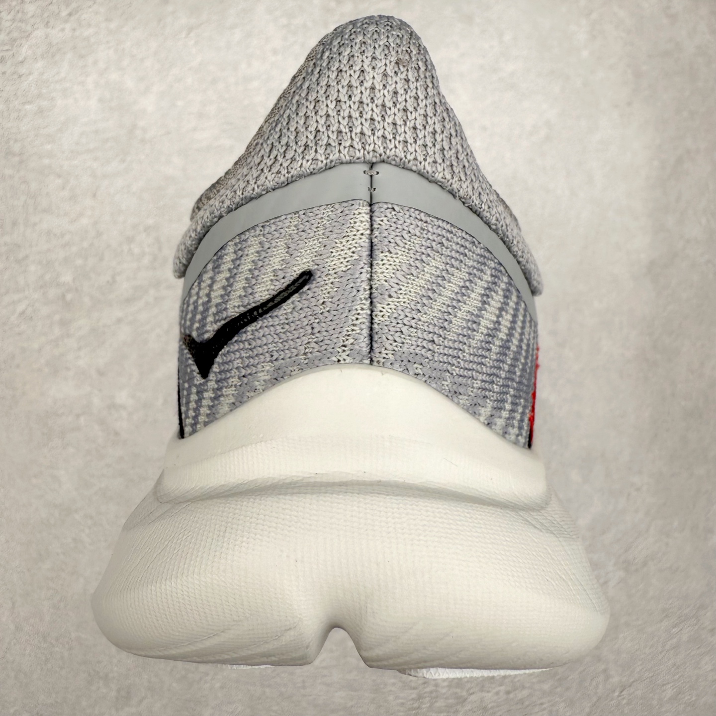 图片[8]-HOKA ONE ONE Solimar 轻便舒适织物耐磨减震低帮长跑跑步鞋 HOKA ONE ONE是来自美国的跑步鞋知名品牌，创立于2009年，始终致力于为所有跑者提供更新、更好的跑步装备。相比常规跑鞋，HOKA ONE ONE特别研发使用性能独特的几何形跑鞋中底，此种鞋底更厚、更高、回弹性也更好，除了卓越的缓冲性能，它还能內各种阶段的跑者带来更具动感、更加稳定的跑步体验。HOKAONE ONE从设计之初就清楚意识到，要保证跑者步幅的均匀一致，双脚自然而然的运动至关重要。尺码：36 36.5 37.5 38 38.5 39 40 40.5 41 42 42.5 43 44 44.5 45-选品中心