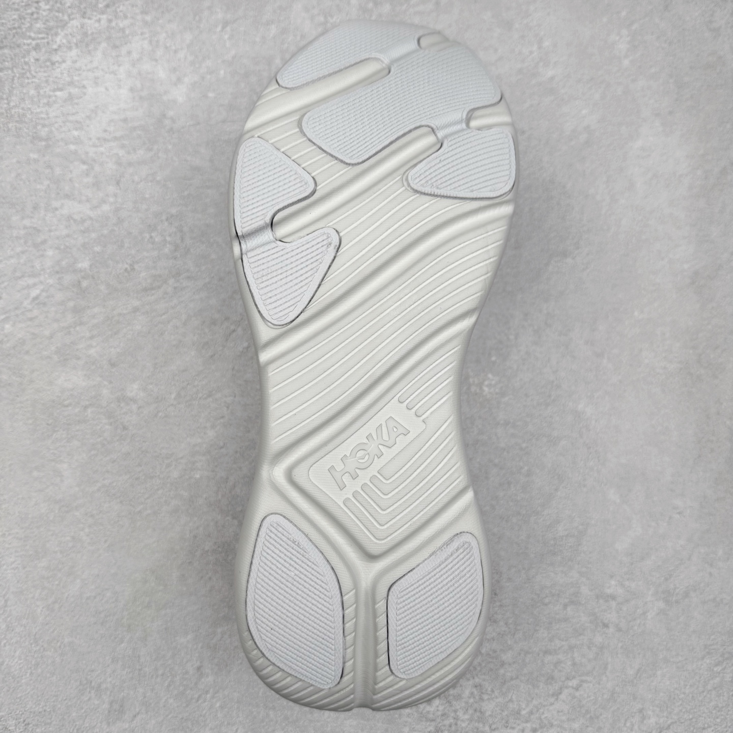 图片[9]-HOKA ONE ONE Solimar 轻便舒适织物耐磨减震低帮长跑跑步鞋 HOKA ONE ONE是来自美国的跑步鞋知名品牌，创立于2009年，始终致力于为所有跑者提供更新、更好的跑步装备。相比常规跑鞋，HOKA ONE ONE特别研发使用性能独特的几何形跑鞋中底，此种鞋底更厚、更高、回弹性也更好，除了卓越的缓冲性能，它还能內各种阶段的跑者带来更具动感、更加稳定的跑步体验。HOKAONE ONE从设计之初就清楚意识到，要保证跑者步幅的均匀一致，双脚自然而然的运动至关重要。尺码：36 36.5 37.5 38 38.5 39 40 40.5 41 42 42.5 43 44 44.5 45-选品中心