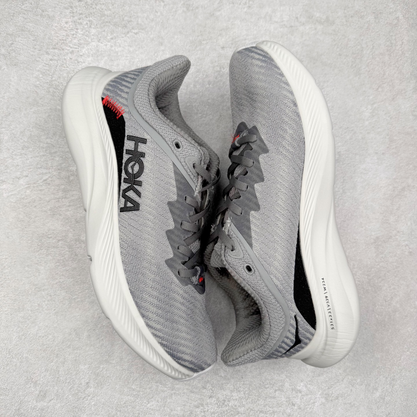 图片[3]-HOKA ONE ONE Solimar 轻便舒适织物耐磨减震低帮长跑跑步鞋 HOKA ONE ONE是来自美国的跑步鞋知名品牌，创立于2009年，始终致力于为所有跑者提供更新、更好的跑步装备。相比常规跑鞋，HOKA ONE ONE特别研发使用性能独特的几何形跑鞋中底，此种鞋底更厚、更高、回弹性也更好，除了卓越的缓冲性能，它还能內各种阶段的跑者带来更具动感、更加稳定的跑步体验。HOKAONE ONE从设计之初就清楚意识到，要保证跑者步幅的均匀一致，双脚自然而然的运动至关重要。尺码：36 36.5 37.5 38 38.5 39 40 40.5 41 42 42.5 43 44 44.5 45-选品中心