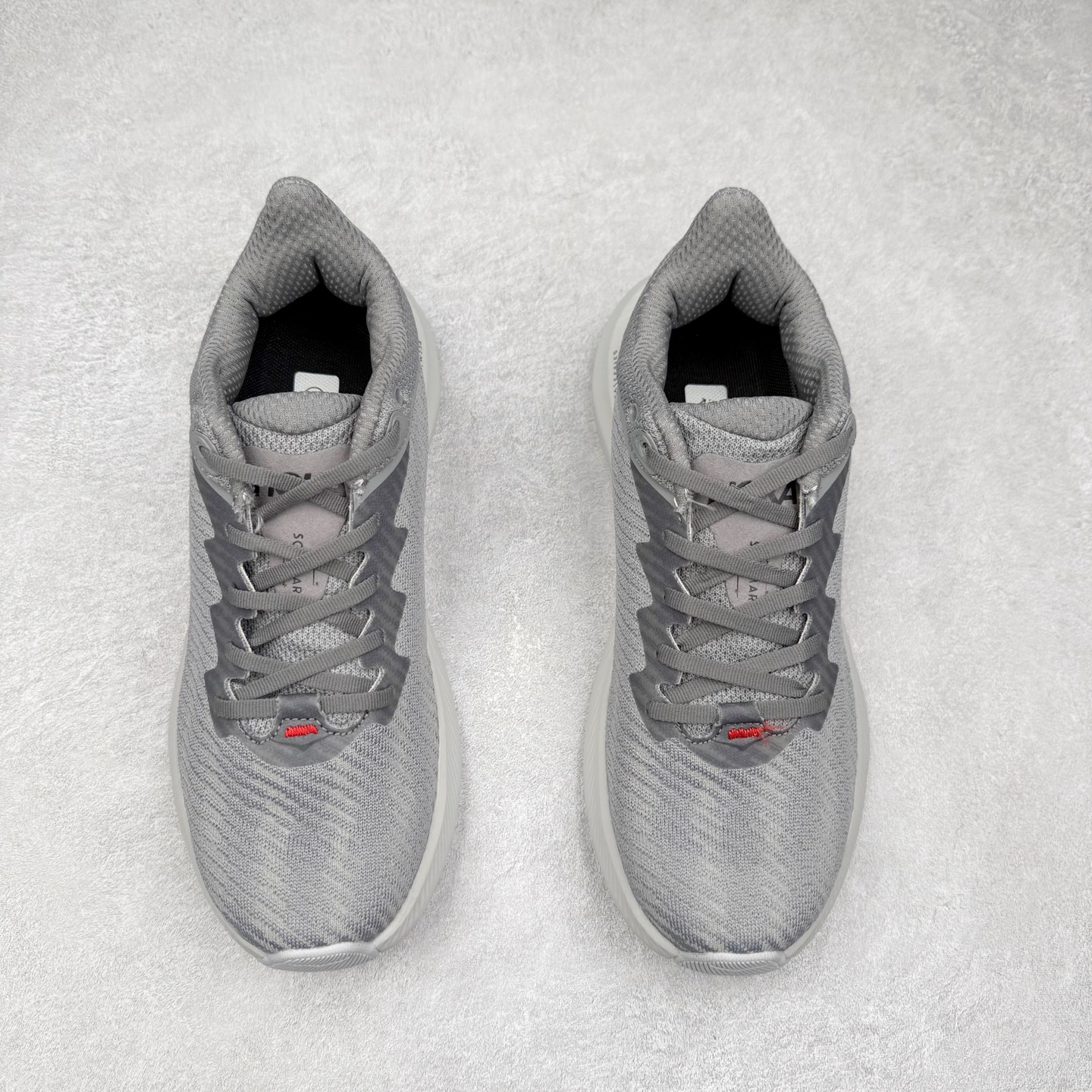 图片[2]-HOKA ONE ONE Solimar 轻便舒适织物耐磨减震低帮长跑跑步鞋 HOKA ONE ONE是来自美国的跑步鞋知名品牌，创立于2009年，始终致力于为所有跑者提供更新、更好的跑步装备。相比常规跑鞋，HOKA ONE ONE特别研发使用性能独特的几何形跑鞋中底，此种鞋底更厚、更高、回弹性也更好，除了卓越的缓冲性能，它还能內各种阶段的跑者带来更具动感、更加稳定的跑步体验。HOKAONE ONE从设计之初就清楚意识到，要保证跑者步幅的均匀一致，双脚自然而然的运动至关重要。尺码：36 36.5 37.5 38 38.5 39 40 40.5 41 42 42.5 43 44 44.5 45-选品中心