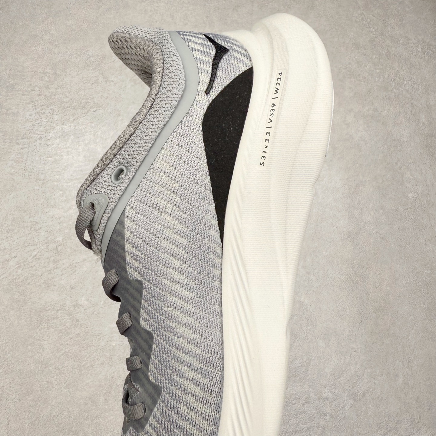 图片[7]-HOKA ONE ONE Solimar 轻便舒适织物耐磨减震低帮长跑跑步鞋 HOKA ONE ONE是来自美国的跑步鞋知名品牌，创立于2009年，始终致力于为所有跑者提供更新、更好的跑步装备。相比常规跑鞋，HOKA ONE ONE特别研发使用性能独特的几何形跑鞋中底，此种鞋底更厚、更高、回弹性也更好，除了卓越的缓冲性能，它还能內各种阶段的跑者带来更具动感、更加稳定的跑步体验。HOKAONE ONE从设计之初就清楚意识到，要保证跑者步幅的均匀一致，双脚自然而然的运动至关重要。尺码：36 36.5 37.5 38 38.5 39 40 40.5 41 42 42.5 43 44 44.5 45-选品中心