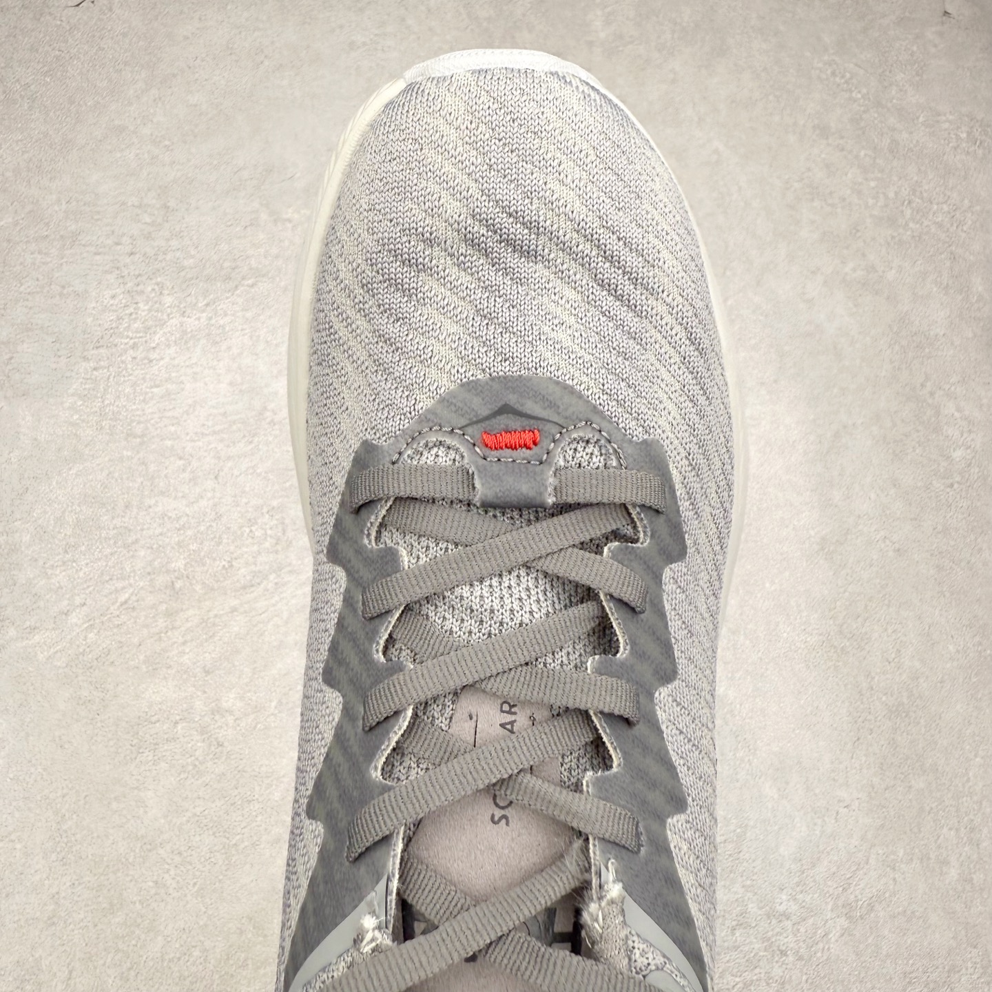 图片[4]-HOKA ONE ONE Solimar 轻便舒适织物耐磨减震低帮长跑跑步鞋 HOKA ONE ONE是来自美国的跑步鞋知名品牌，创立于2009年，始终致力于为所有跑者提供更新、更好的跑步装备。相比常规跑鞋，HOKA ONE ONE特别研发使用性能独特的几何形跑鞋中底，此种鞋底更厚、更高、回弹性也更好，除了卓越的缓冲性能，它还能內各种阶段的跑者带来更具动感、更加稳定的跑步体验。HOKAONE ONE从设计之初就清楚意识到，要保证跑者步幅的均匀一致，双脚自然而然的运动至关重要。尺码：36 36.5 37.5 38 38.5 39 40 40.5 41 42 42.5 43 44 44.5 45-选品中心