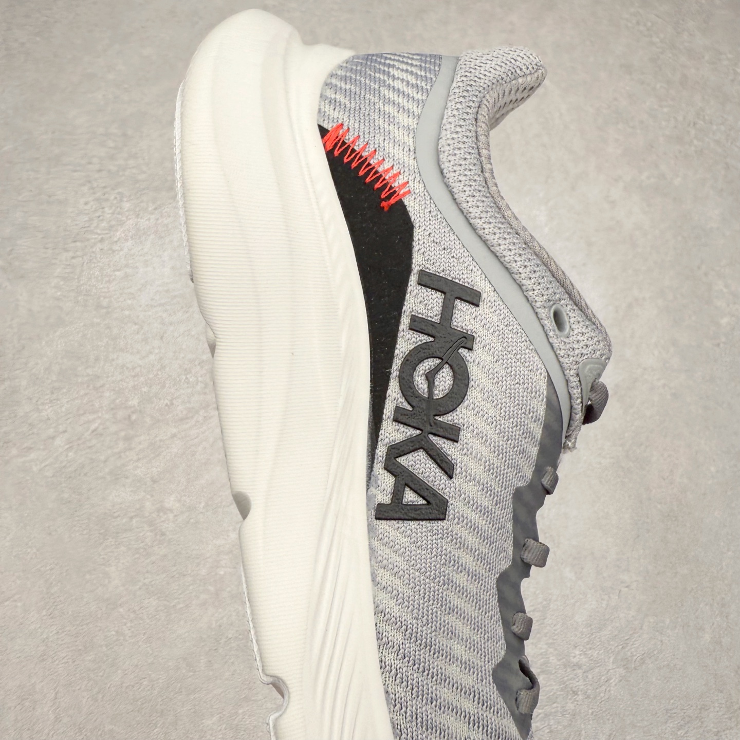 图片[6]-HOKA ONE ONE Solimar 轻便舒适织物耐磨减震低帮长跑跑步鞋 HOKA ONE ONE是来自美国的跑步鞋知名品牌，创立于2009年，始终致力于为所有跑者提供更新、更好的跑步装备。相比常规跑鞋，HOKA ONE ONE特别研发使用性能独特的几何形跑鞋中底，此种鞋底更厚、更高、回弹性也更好，除了卓越的缓冲性能，它还能內各种阶段的跑者带来更具动感、更加稳定的跑步体验。HOKAONE ONE从设计之初就清楚意识到，要保证跑者步幅的均匀一致，双脚自然而然的运动至关重要。尺码：36 36.5 37.5 38 38.5 39 40 40.5 41 42 42.5 43 44 44.5 45-选品中心